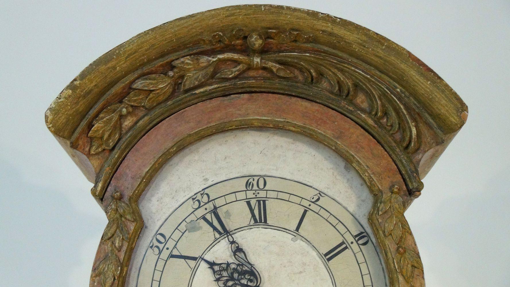 Richly carved grand father clock in original paint, circa 1760
Measures: H. 228 W. 58 D. 28 cm.
H. 90 W. 23 D. 11 in.