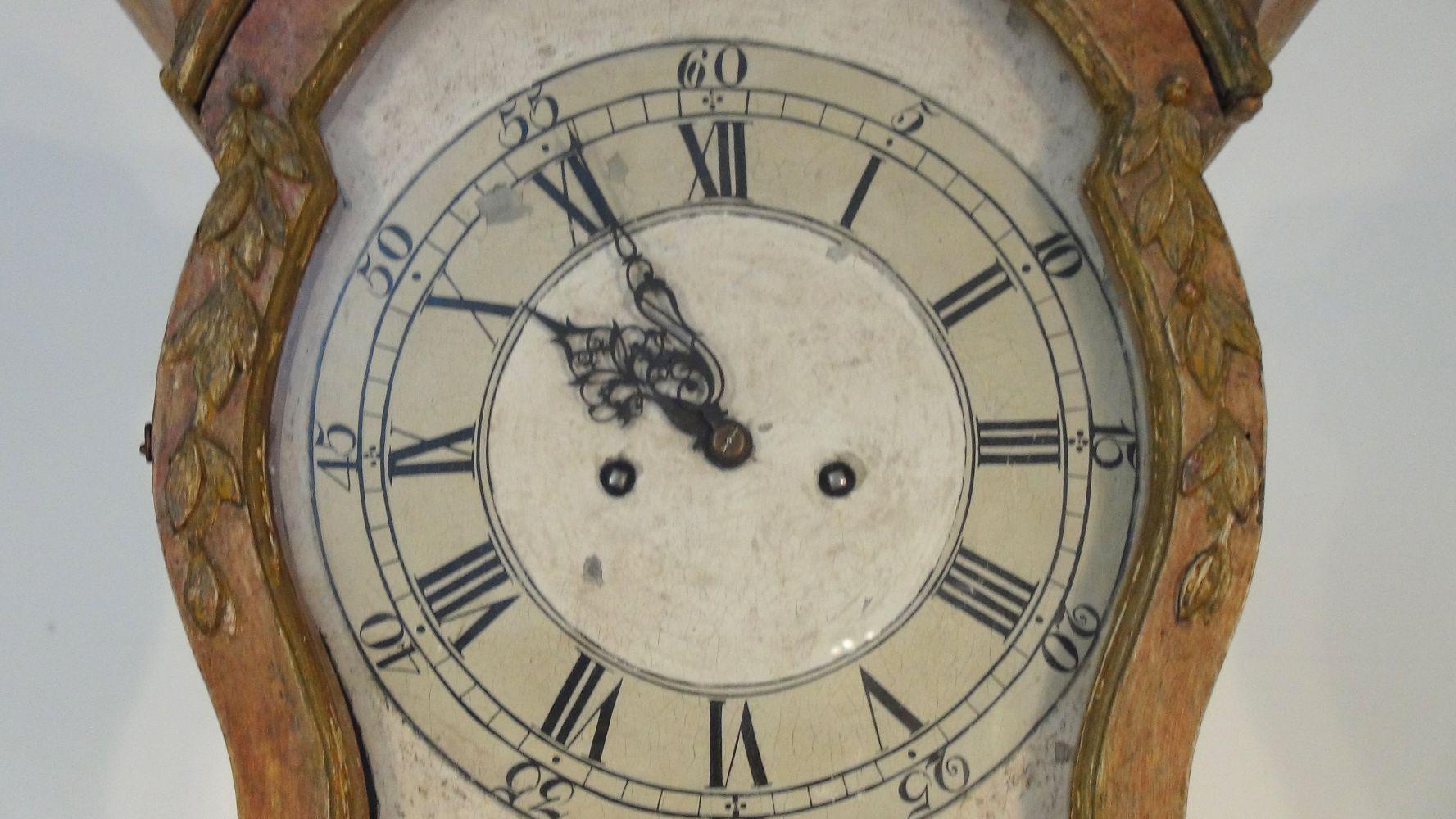 Richly Carved Grand Father Clock in Original Paint, circa 1760 (Spätes 17. Jahrhundert)