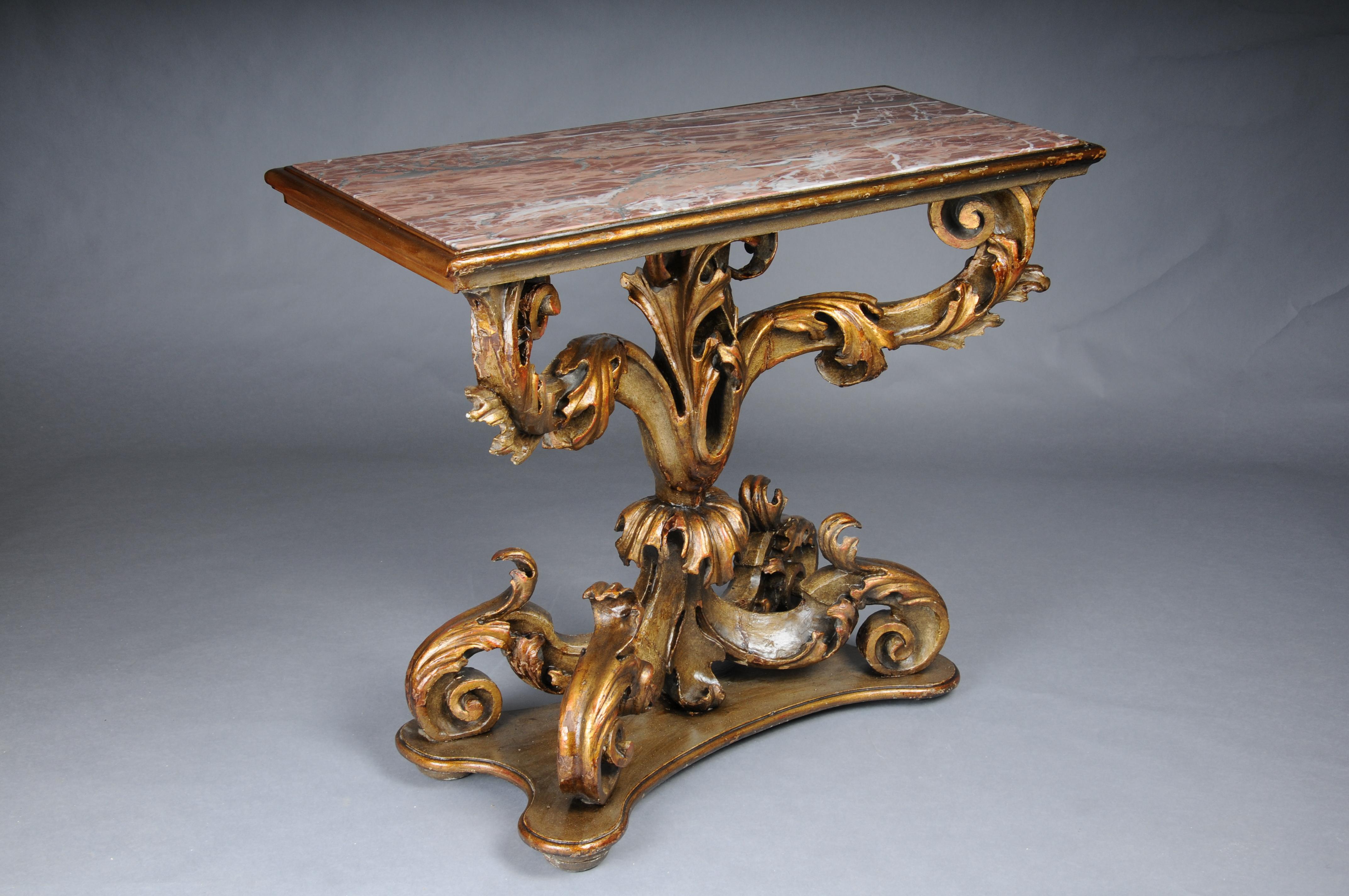 Console murale italienne richement sculptée, vers 1900

Table console avec un plateau rectangulaire en saillie soutenu par trois volutes fortes en saillie vers le haut. Richement sculpté, peint et partiellement doré. Les pieds présentent des volutes