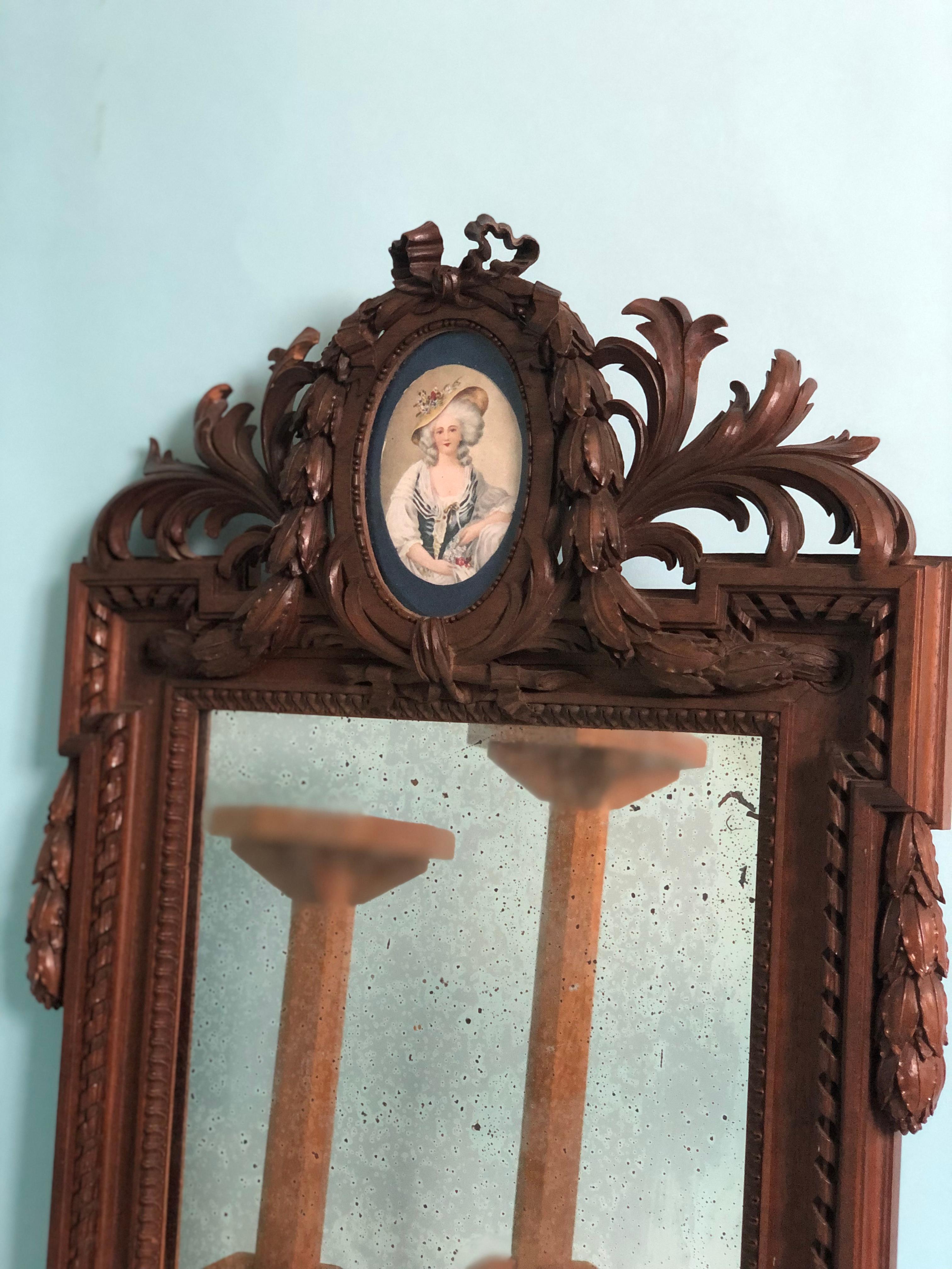 Sehr reich geschnitzter Mahagoni-Spiegel mit kleinem Porträt im oberen Bereich, Napoleon III.  Frankreich. Das Spiegelglas ist schön verwittert. Das Porträt stammt aus einer späteren Zeit.

In gutem Zustand, Frankreich, Ende 19. Jahrhundert

Objekt:
