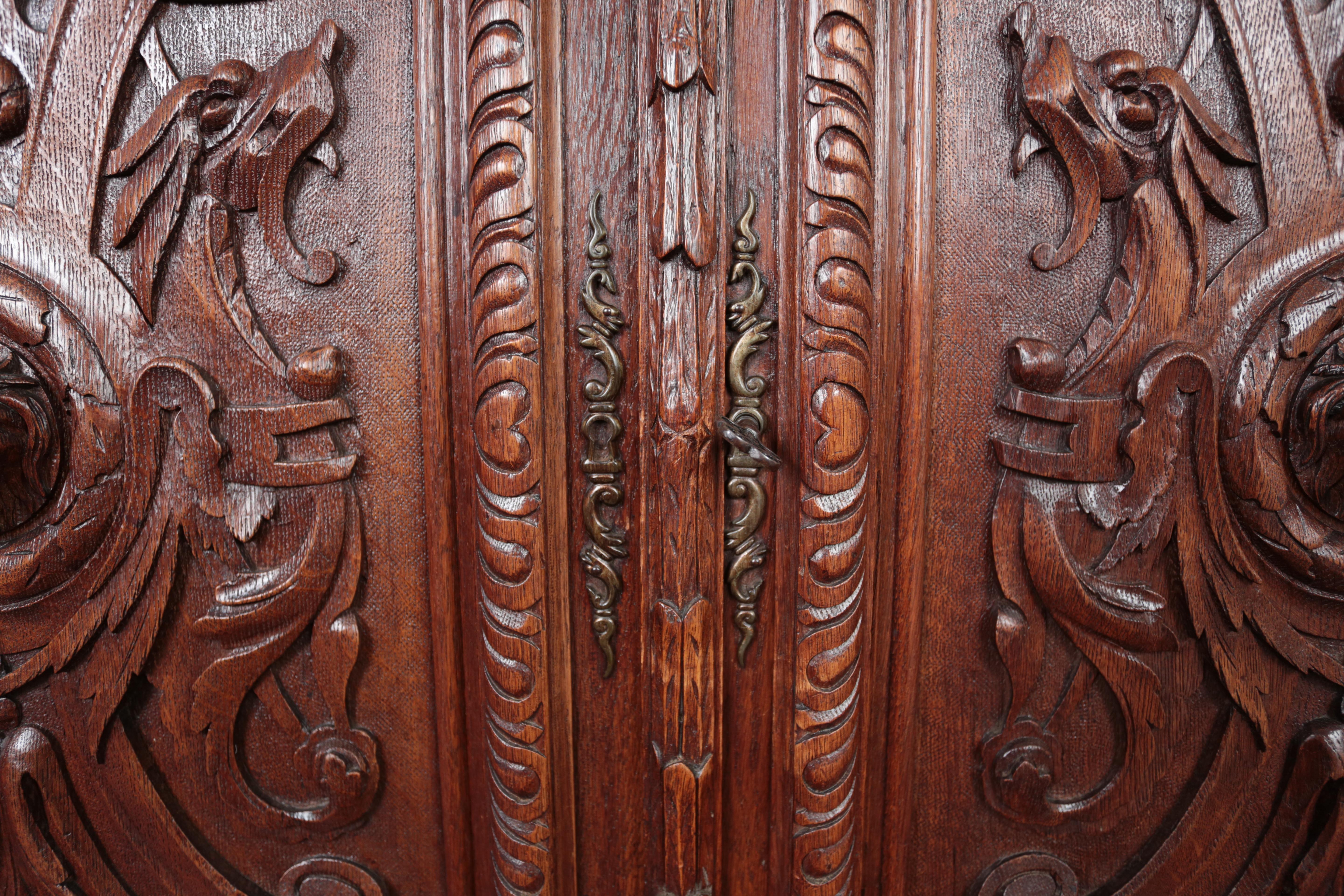 Richly carved Neo-Renaissance solid oak cabinet For Sale 3