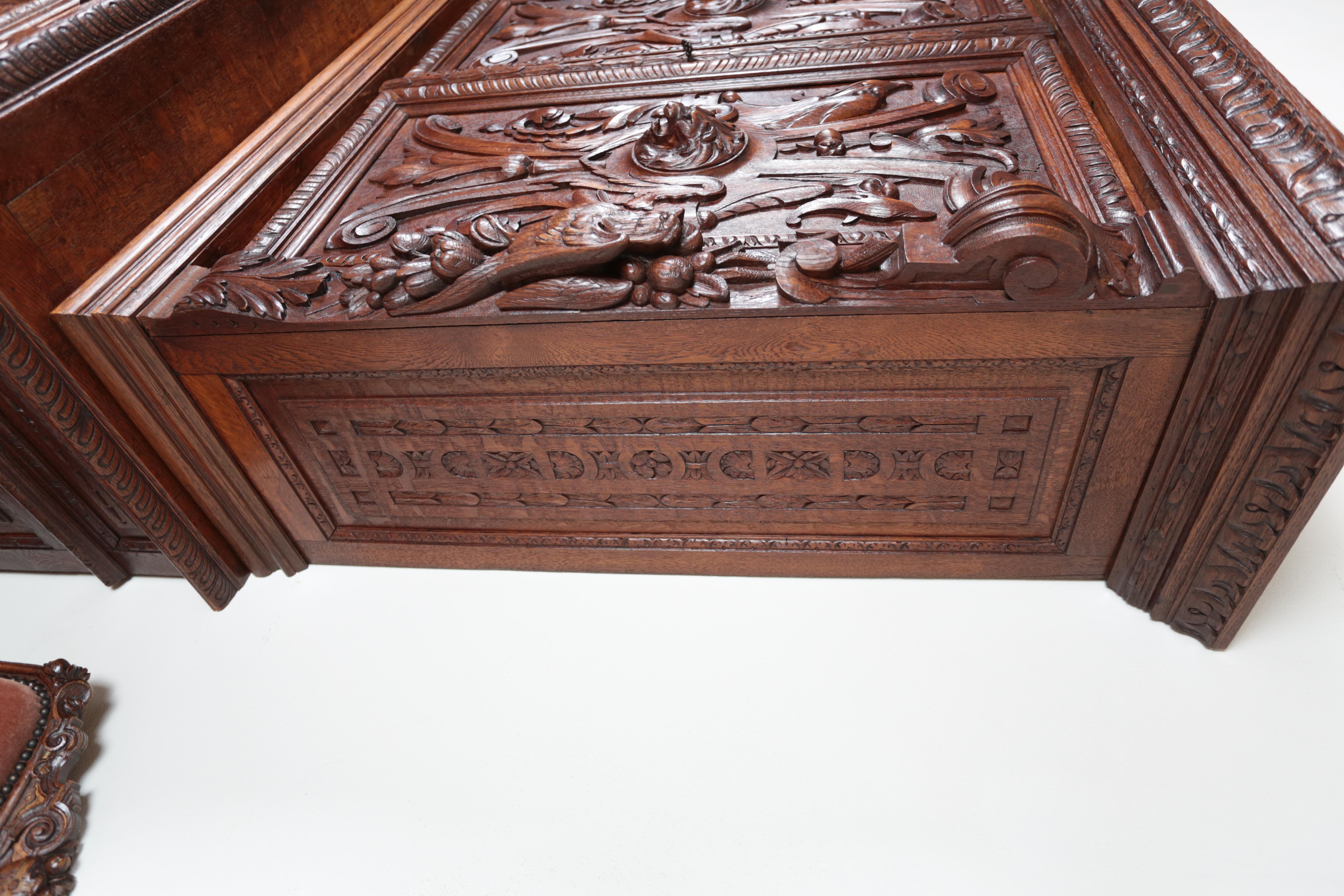 Richly carved Neo-Renaissance solid oak cabinet For Sale 4