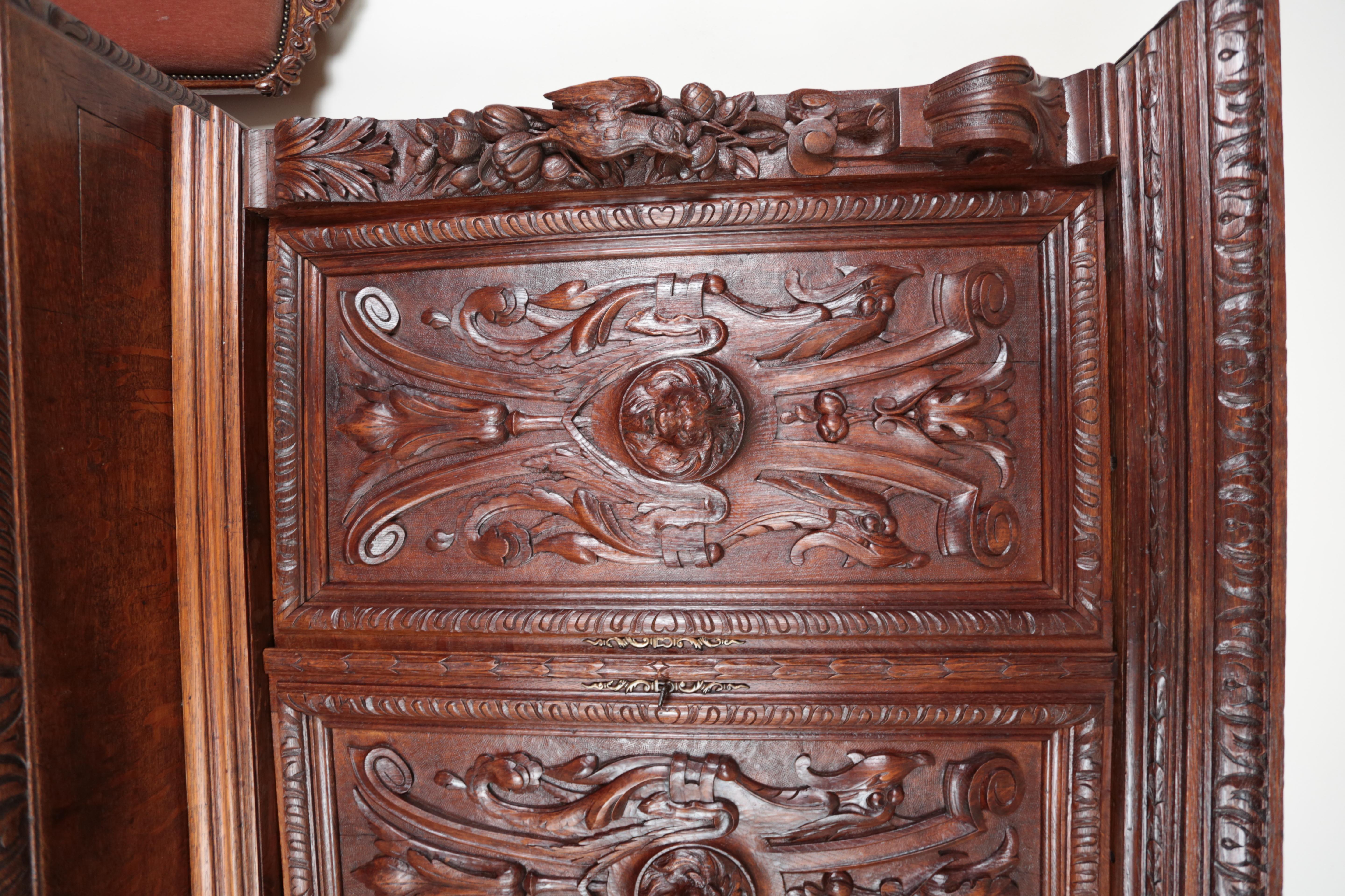 Richly carved Neo-Renaissance solid oak cabinet For Sale 6
