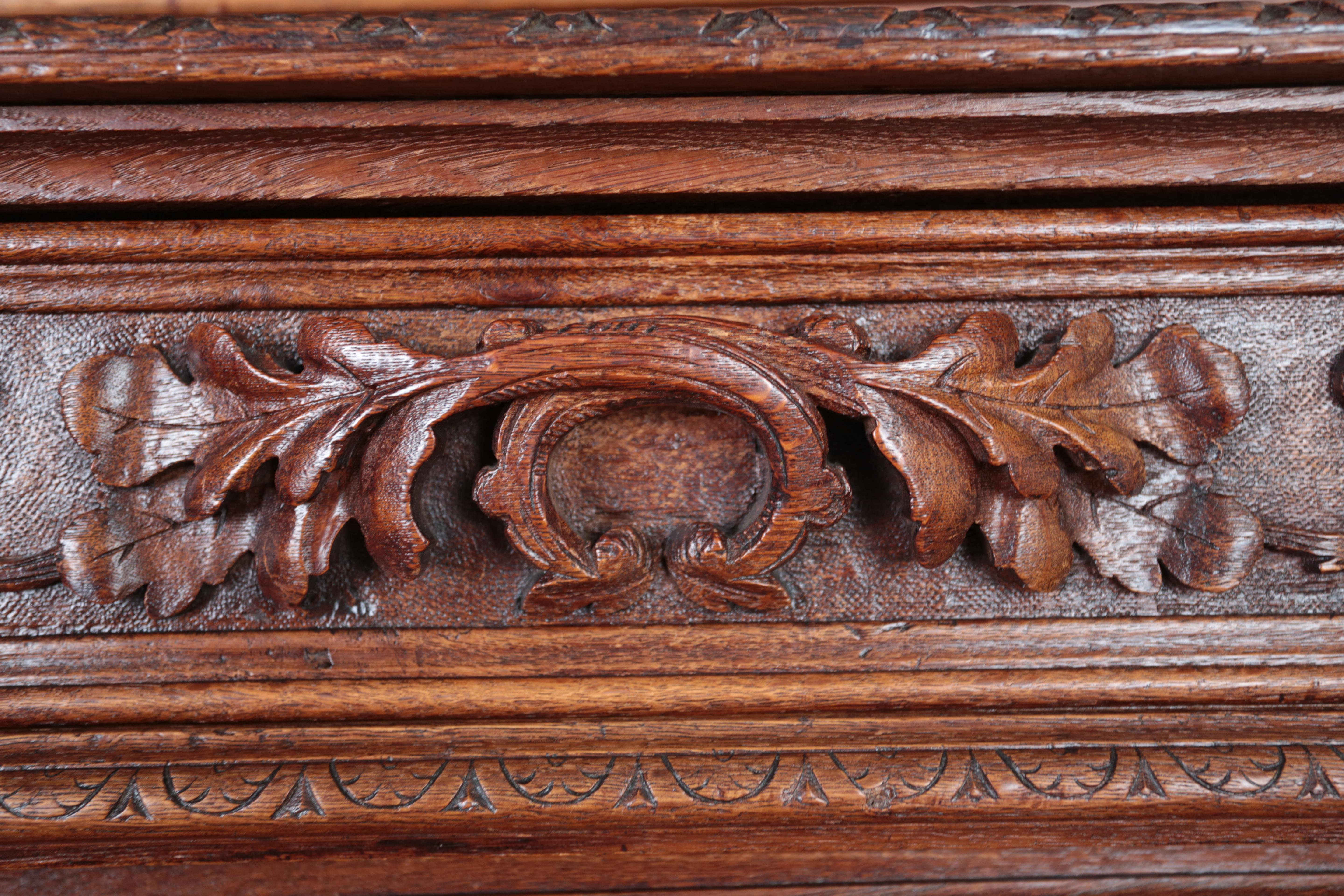Richly carved Neo-Renaissance solid oak cabinet For Sale 1