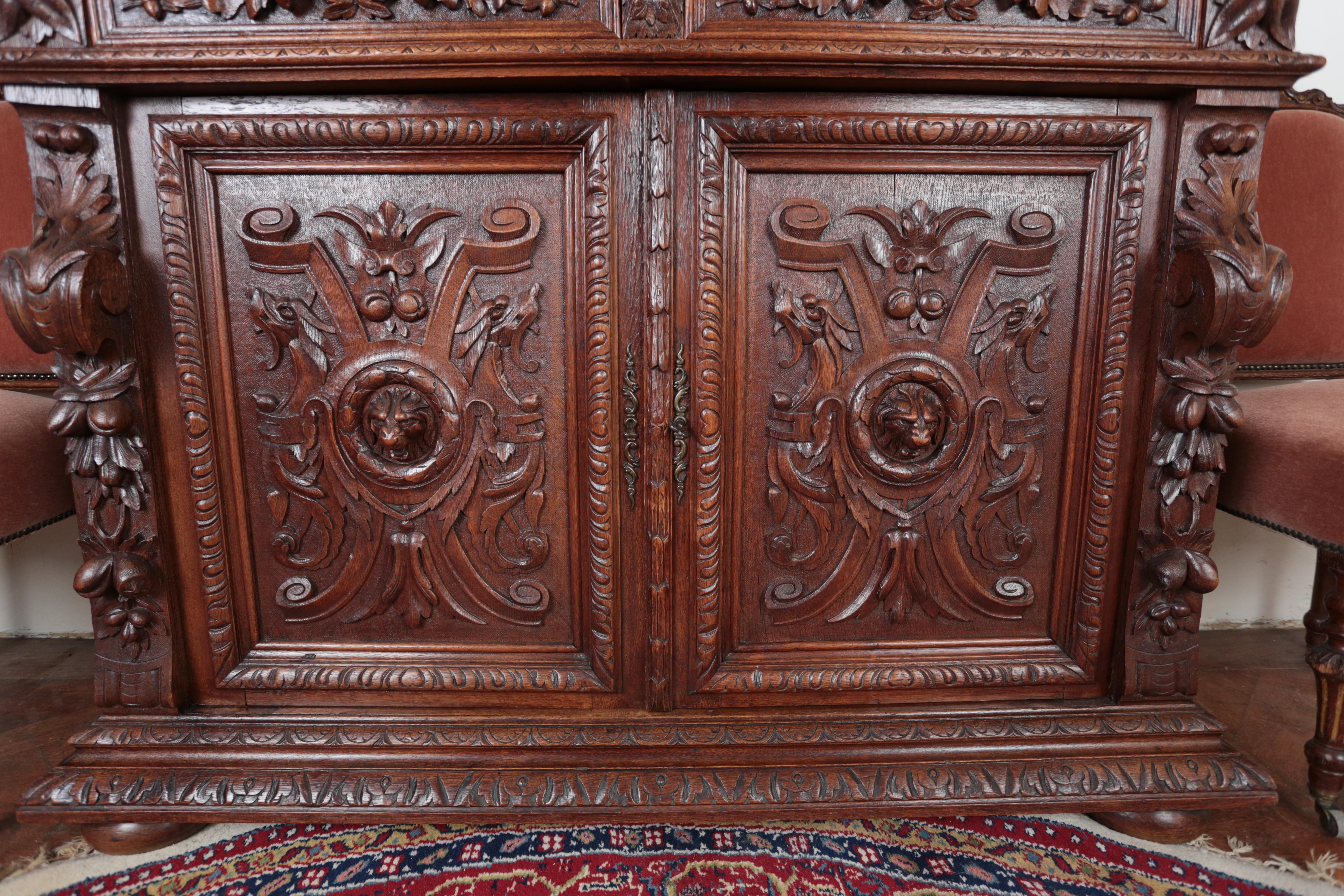 Richly carved Neo-Renaissance solid oak cabinet For Sale 2