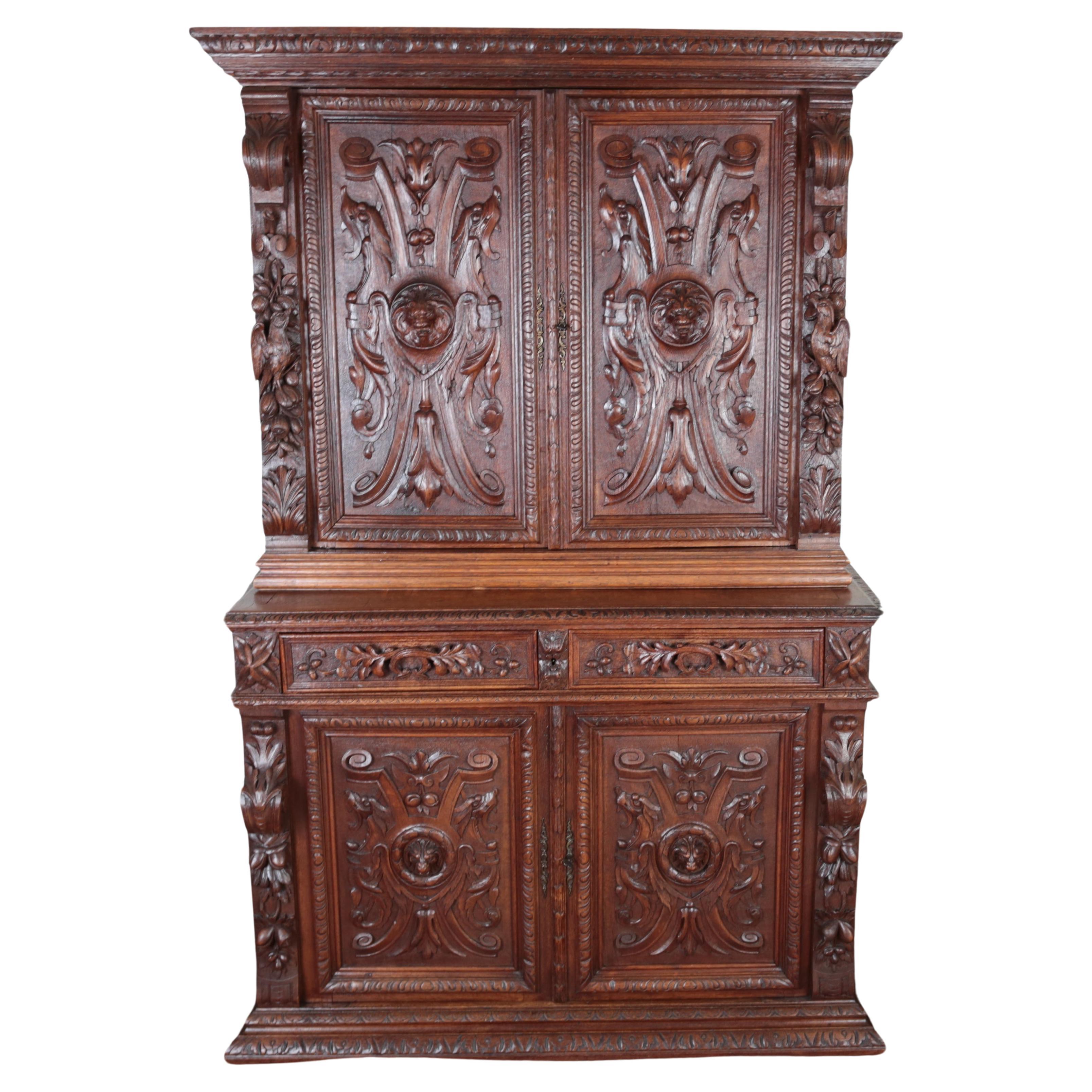 Armoire en chêne massif néo-Renaissance richement sculptée en vente