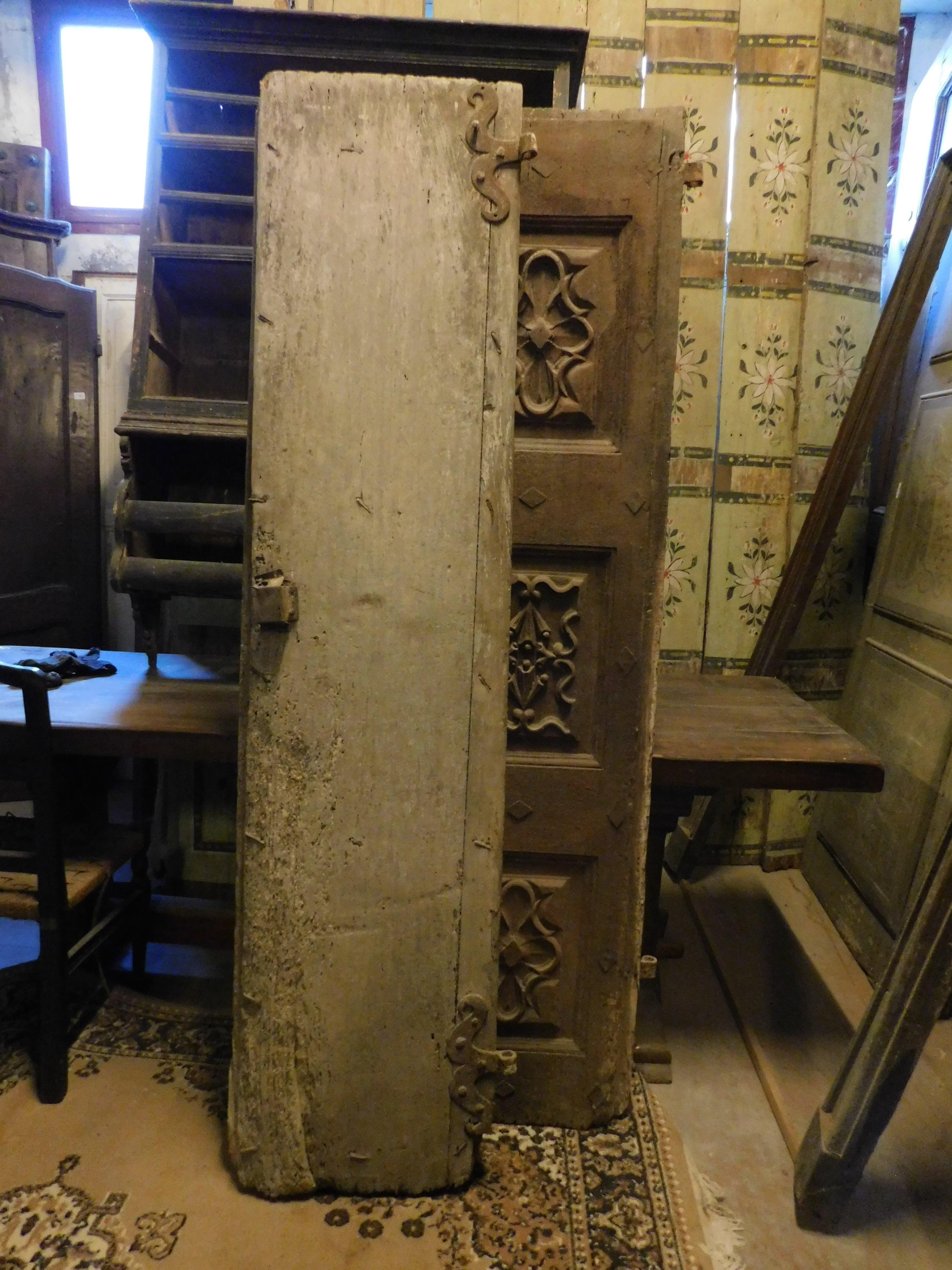 Puerta doble de entrada de nogal macizo ricamente tallada, Italia en venta 3