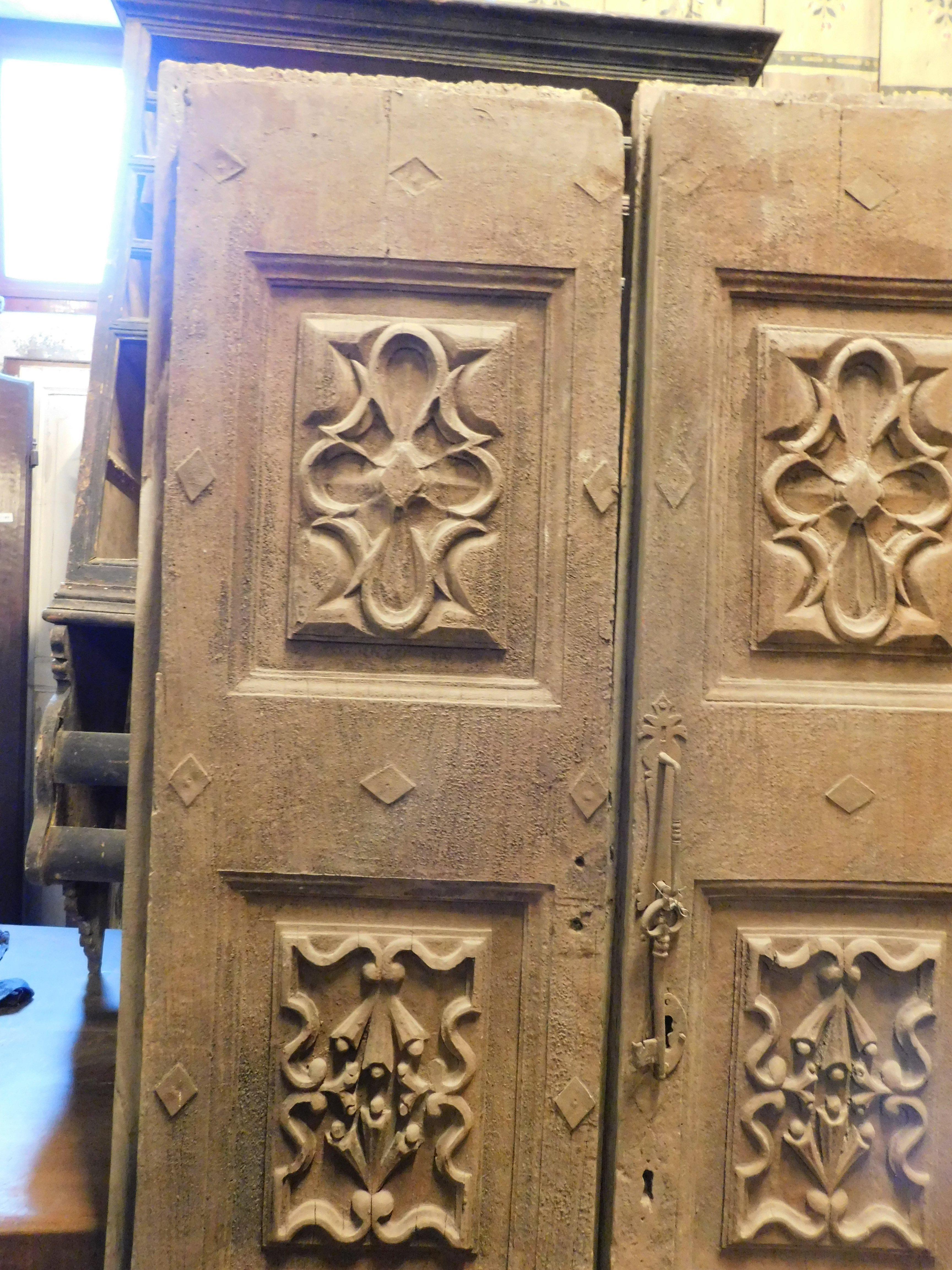 Richly carved solid walnut entrance double door, Italy In Good Condition For Sale In Cuneo, Italy (CN)
