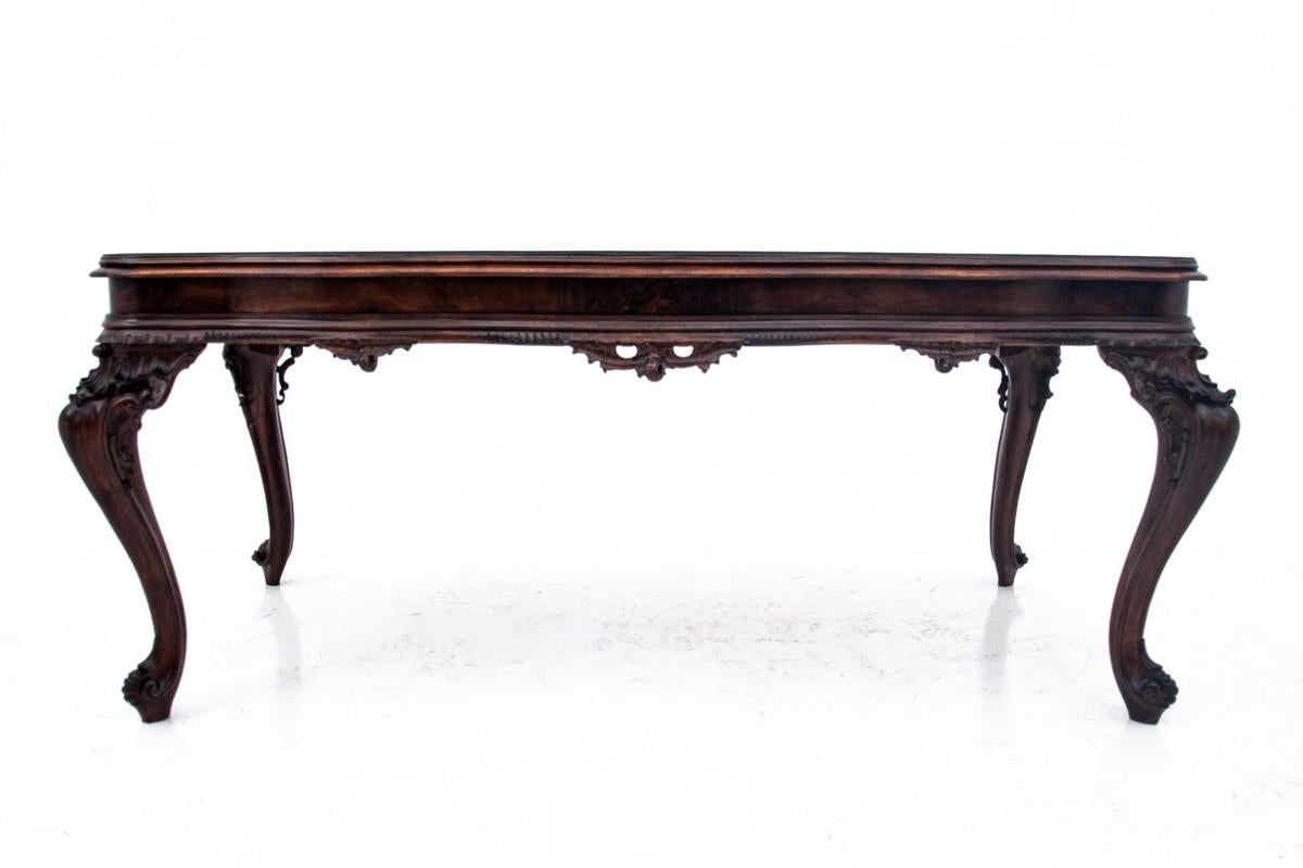 Una gran mesa de la primera mitad del siglo XX.

El mobiliario está en muy buen estado, tras una renovación profesional.

Dimensiones: altura 81 cm / anchura 193 cm / profundidad 100 cm