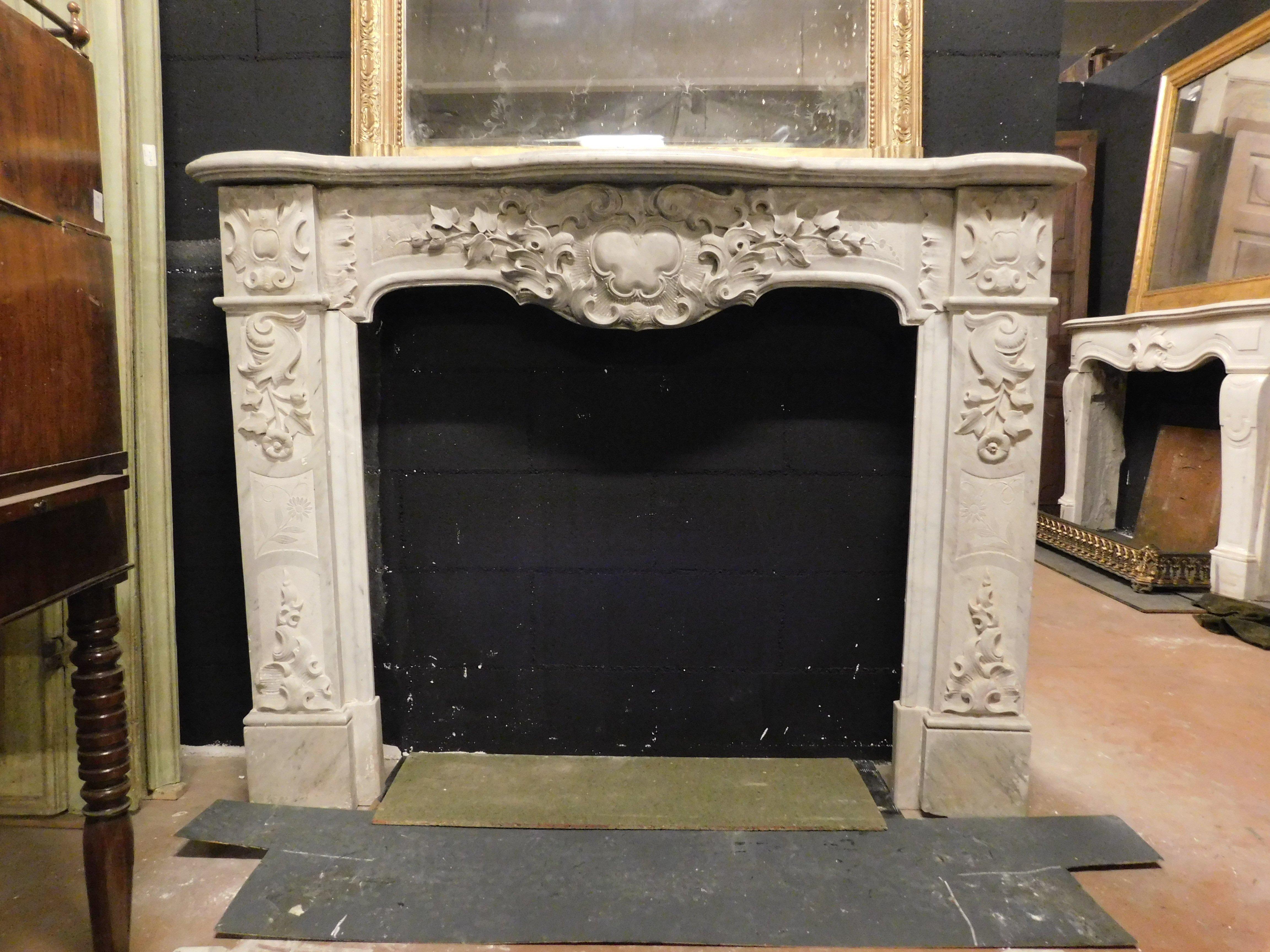 Antique vintage fireplace mantle, richly sculpted in precious white Carrara marble, from a noble house in Turin (Italy), built by hand in the second half of the 19th century, maximum dimensions cm W 154 x H 115 x D 30, internal mouth measurement cm