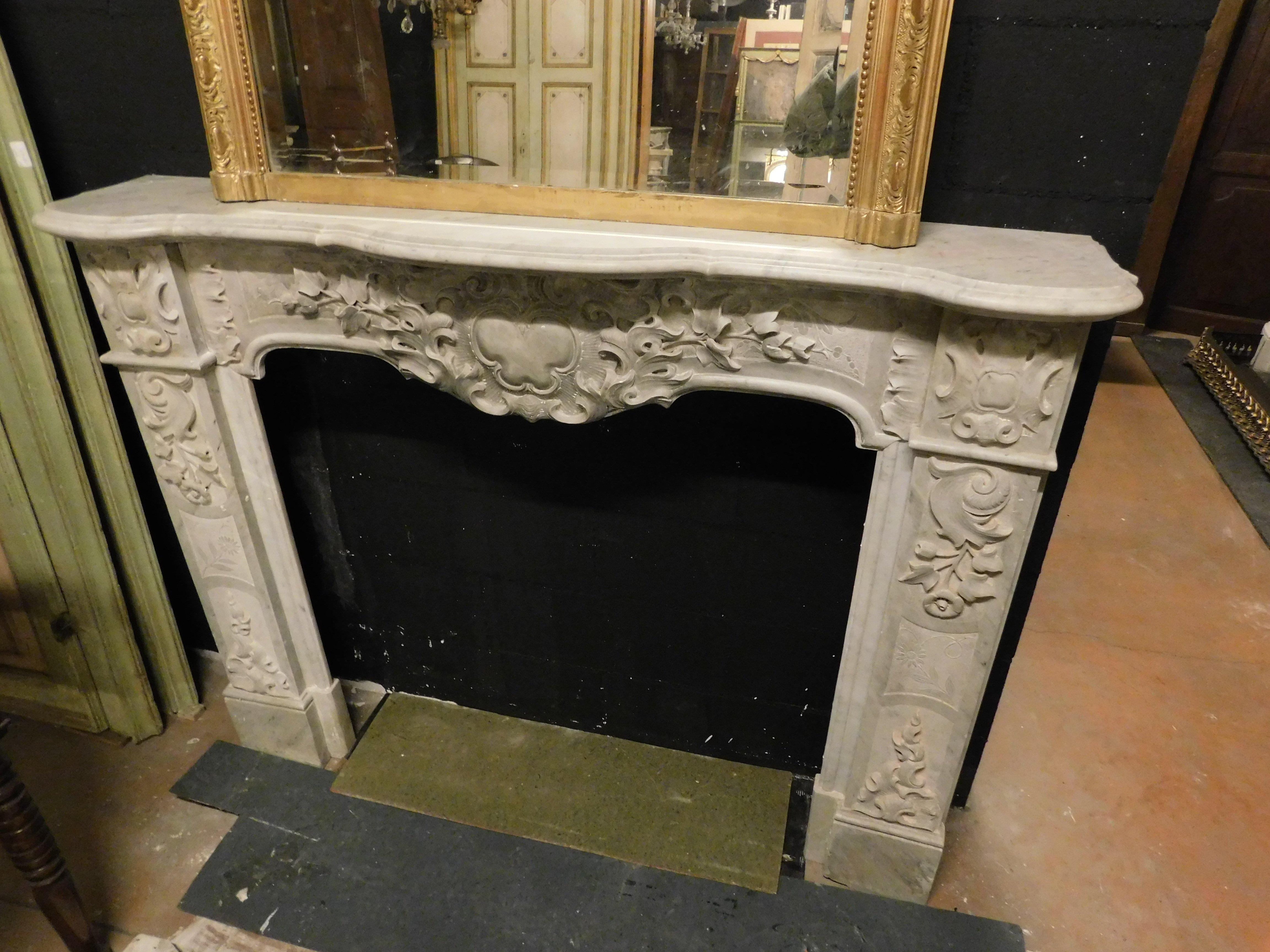 Richly carved white marble fireplace mantle, Turin Italy In Good Condition For Sale In Cuneo, Italy (CN)