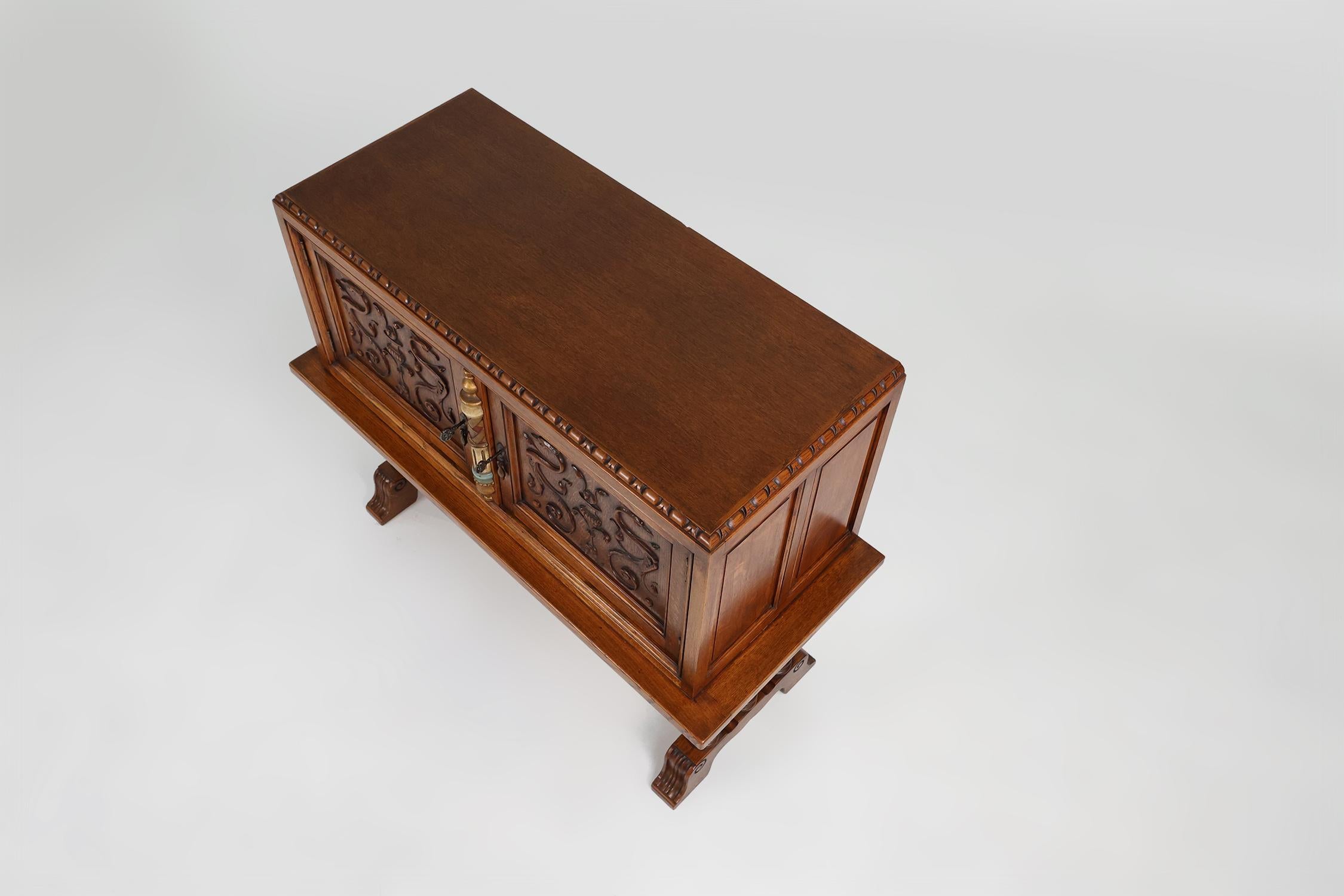 Bar ou cabinet espagnol du 20e siècle richement décoré en chêne, vers 1950 2