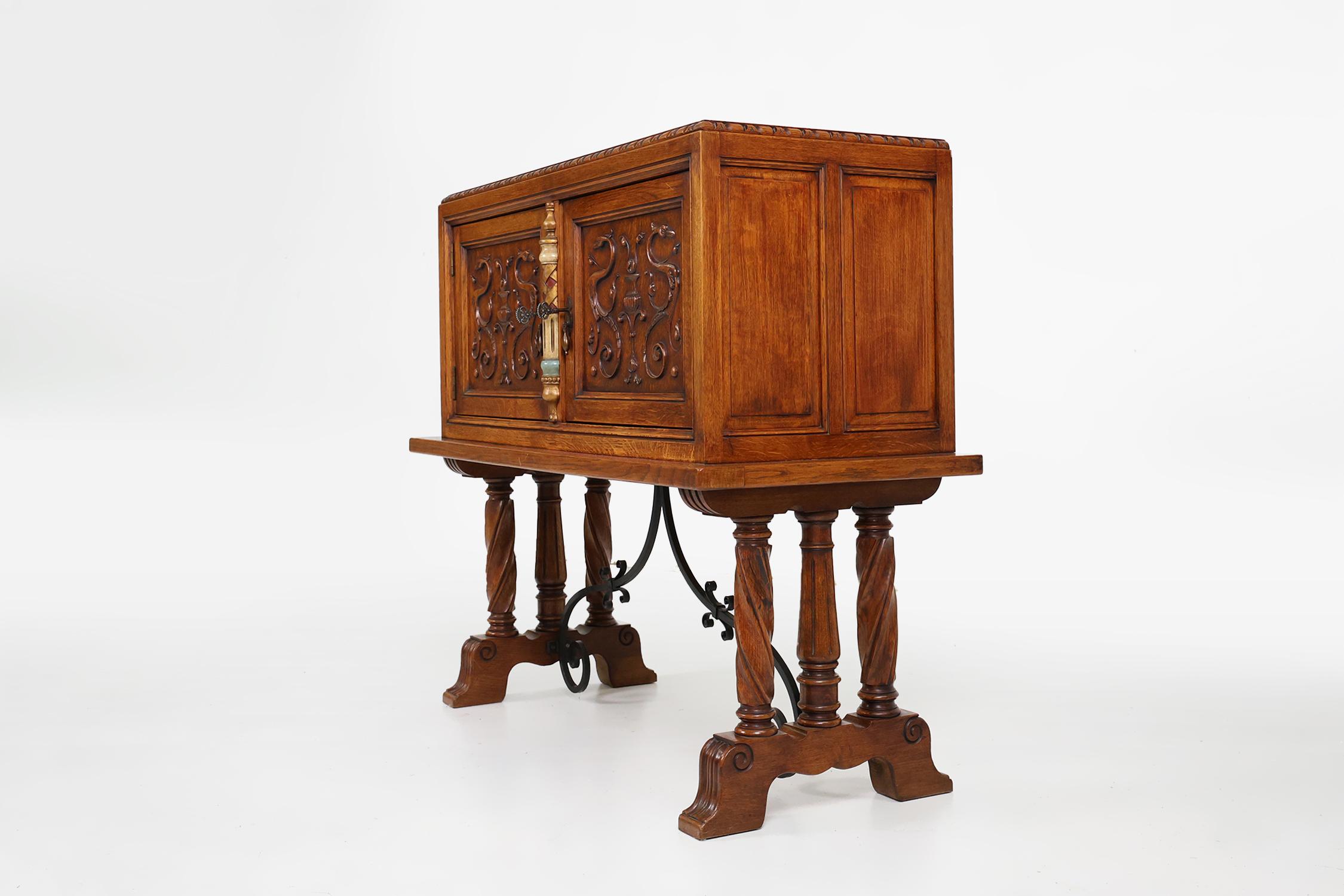 Bar ou cabinet espagnol du 20e siècle richement décoré en chêne, vers 1950 3