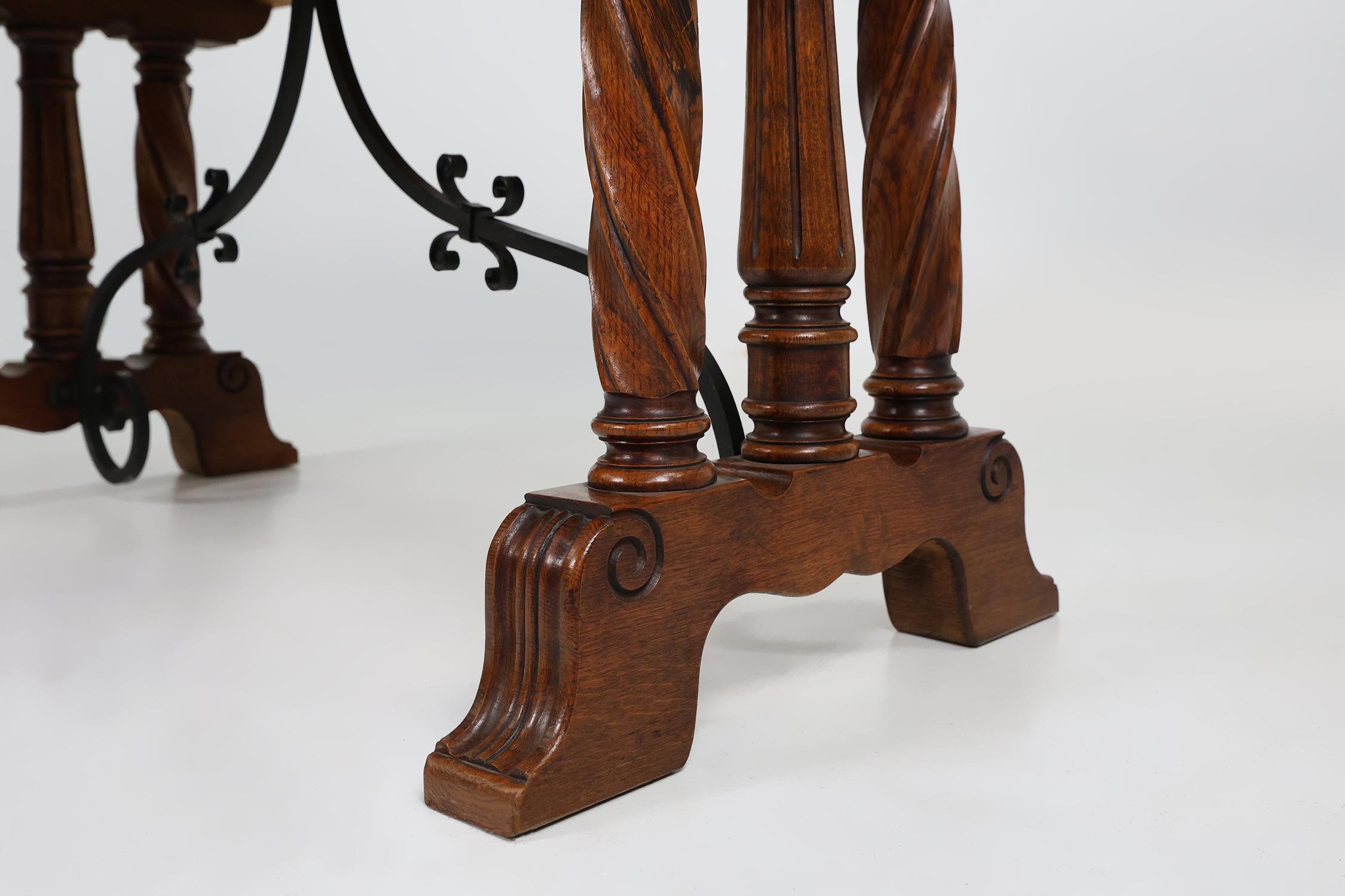 Bar ou cabinet espagnol du 20e siècle richement décoré en chêne, vers 1950 4