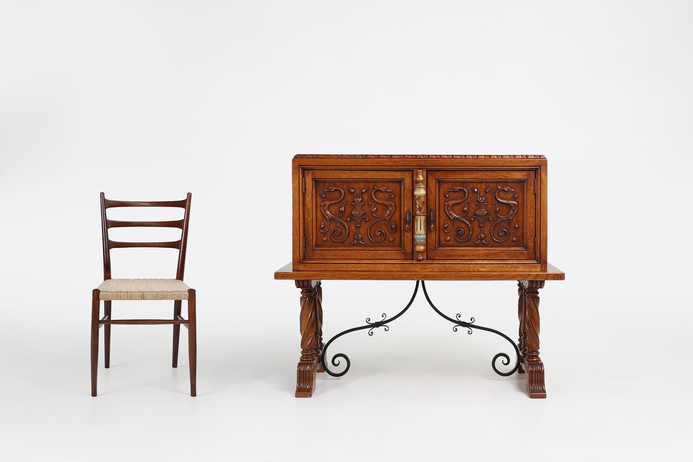 Espagne / 1950 / bar ou meuble / chêne, ferronnerie, métal / espagnol

Un superbe buffet espagnol du milieu du siècle en chêne fabriqué dans les années 1950. Décorées de sculptures, de ferronneries et de détails peints. L'armoire comporte deux