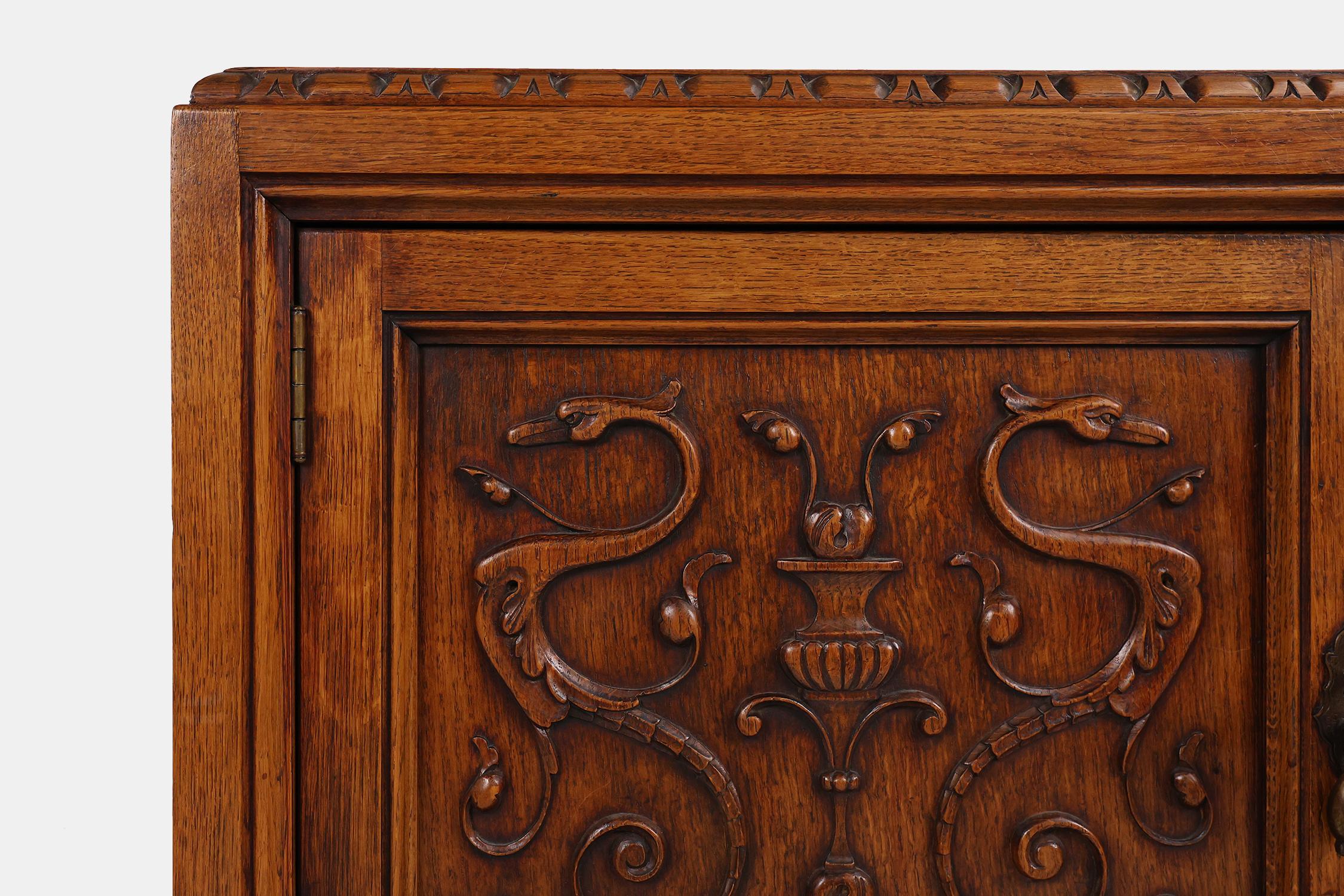 Colonial espagnol Bar ou cabinet espagnol du 20e siècle richement décoré en chêne, vers 1950