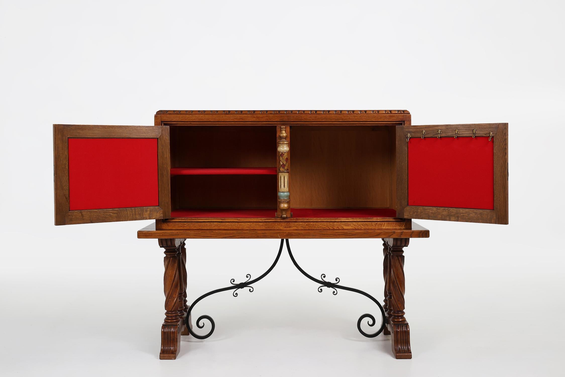 Sculpté Bar ou cabinet espagnol du 20e siècle richement décoré en chêne, vers 1950