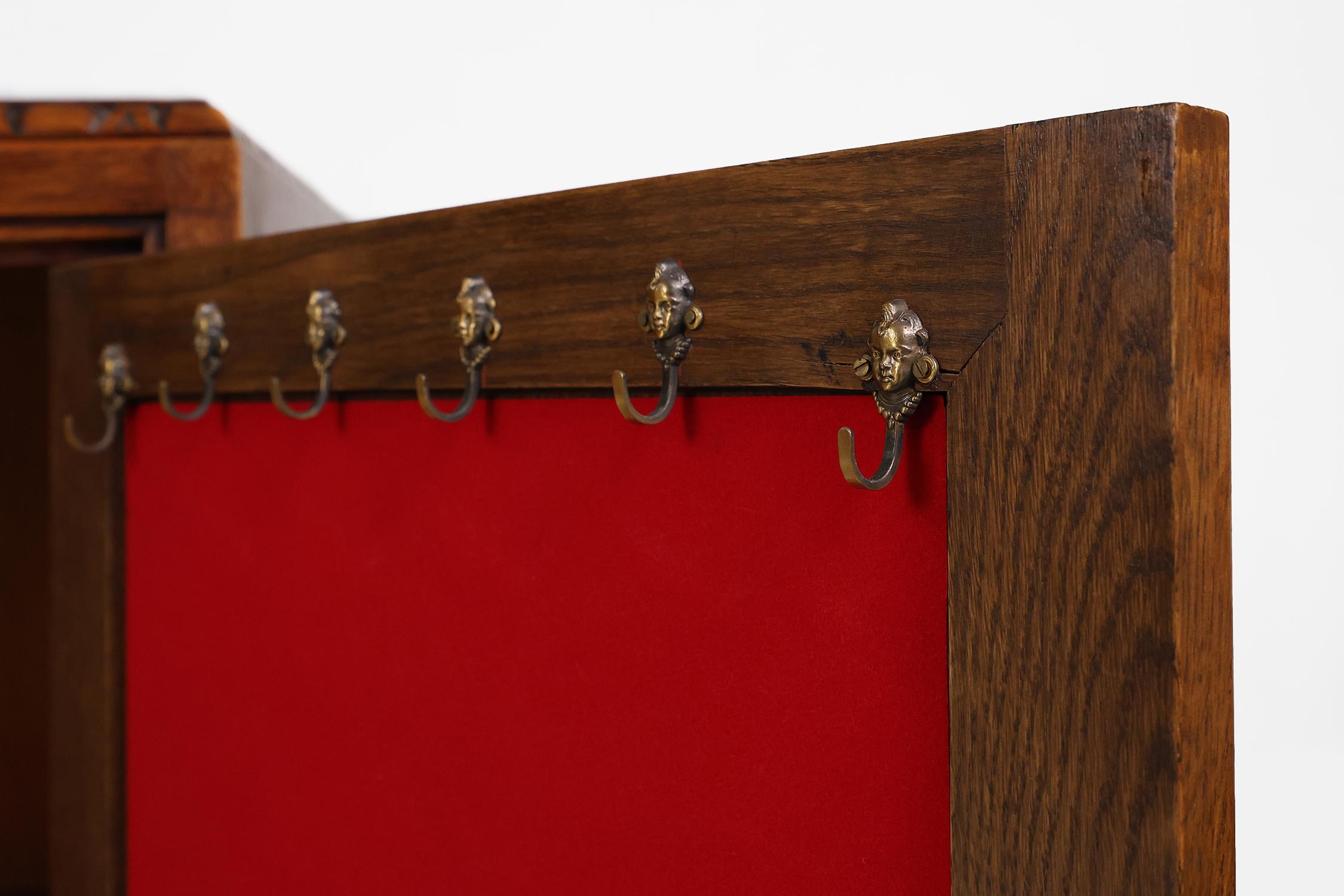 Bar ou cabinet espagnol du 20e siècle richement décoré en chêne, vers 1950 Bon état à Meulebeke, BE