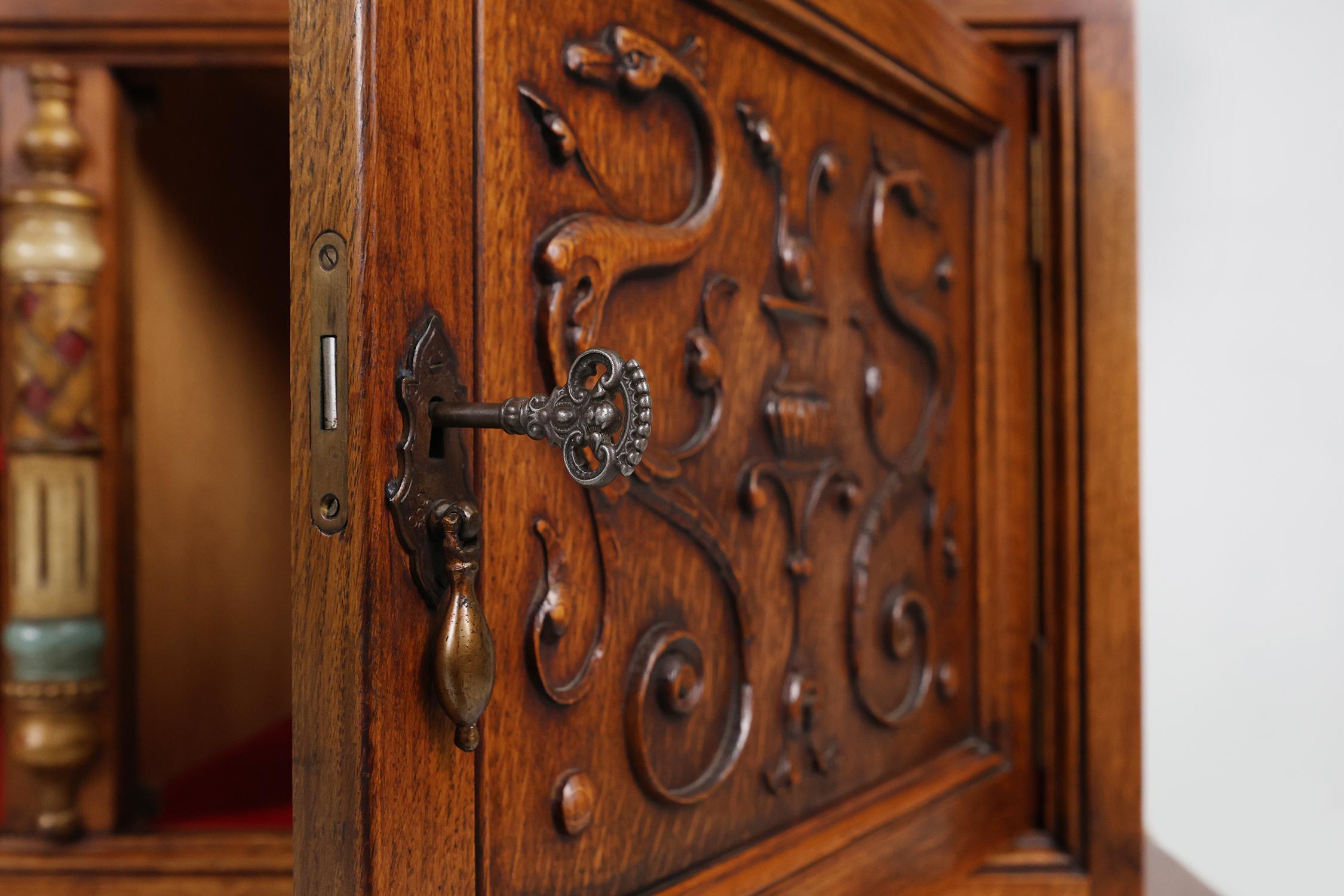 Milieu du XXe siècle Bar ou cabinet espagnol du 20e siècle richement décoré en chêne, vers 1950