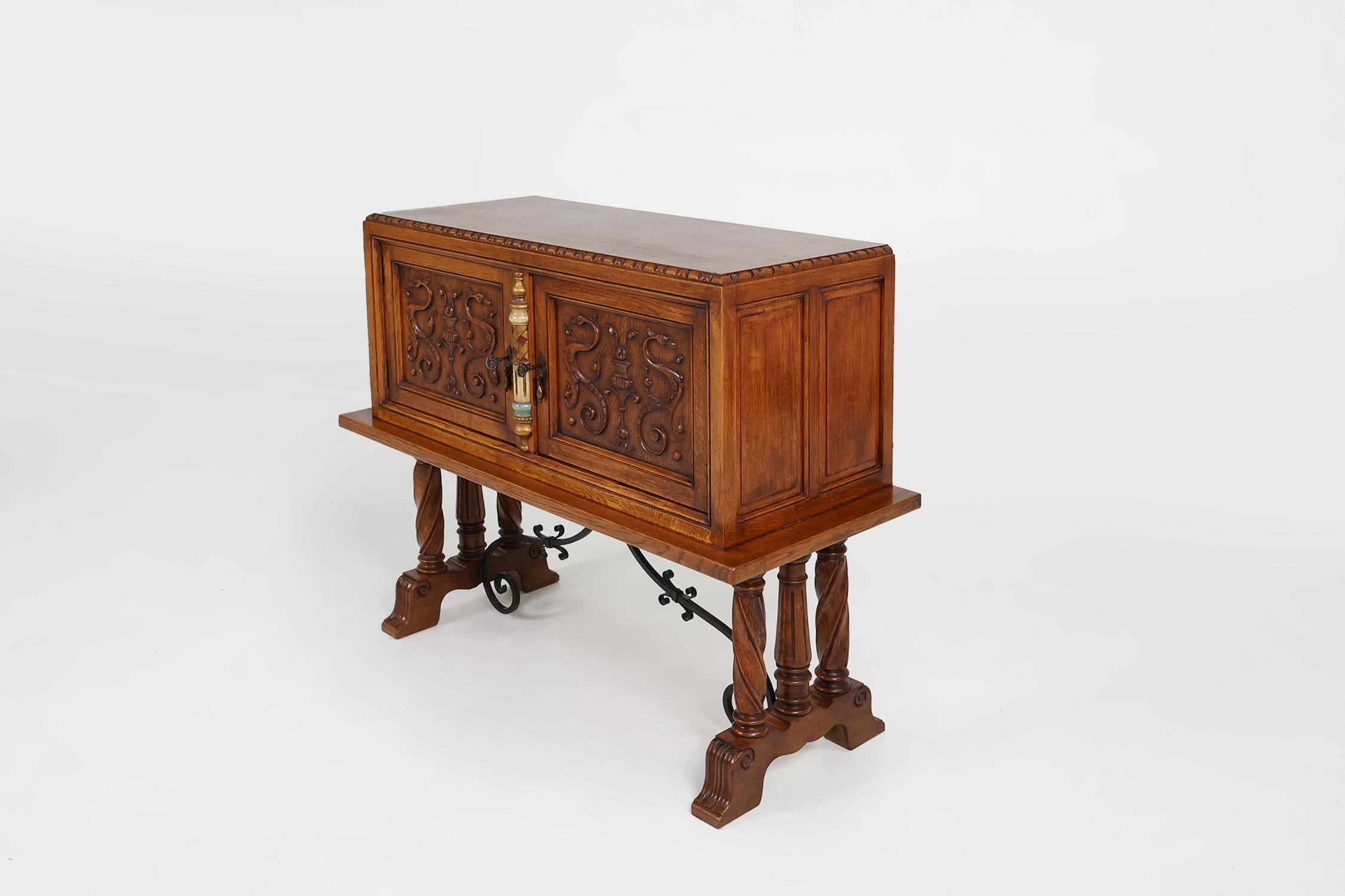 Fer forgé Bar ou cabinet espagnol du 20e siècle richement décoré en chêne, vers 1950