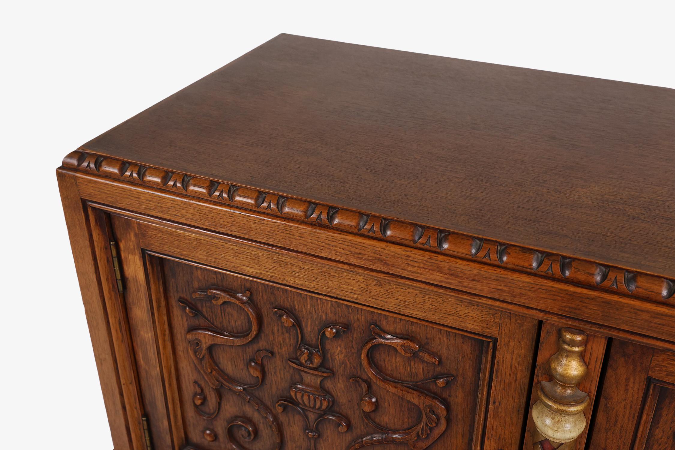 Bar ou cabinet espagnol du 20e siècle richement décoré en chêne, vers 1950 1