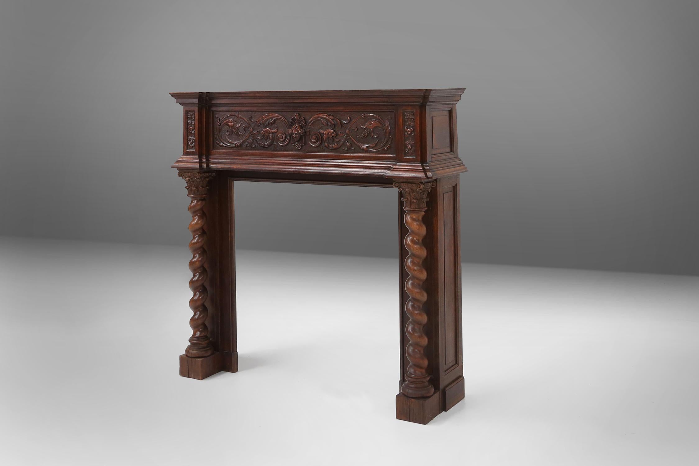 Cheminée ancienne en chêne richement décorée, Belgique vers 1920 en vente 3