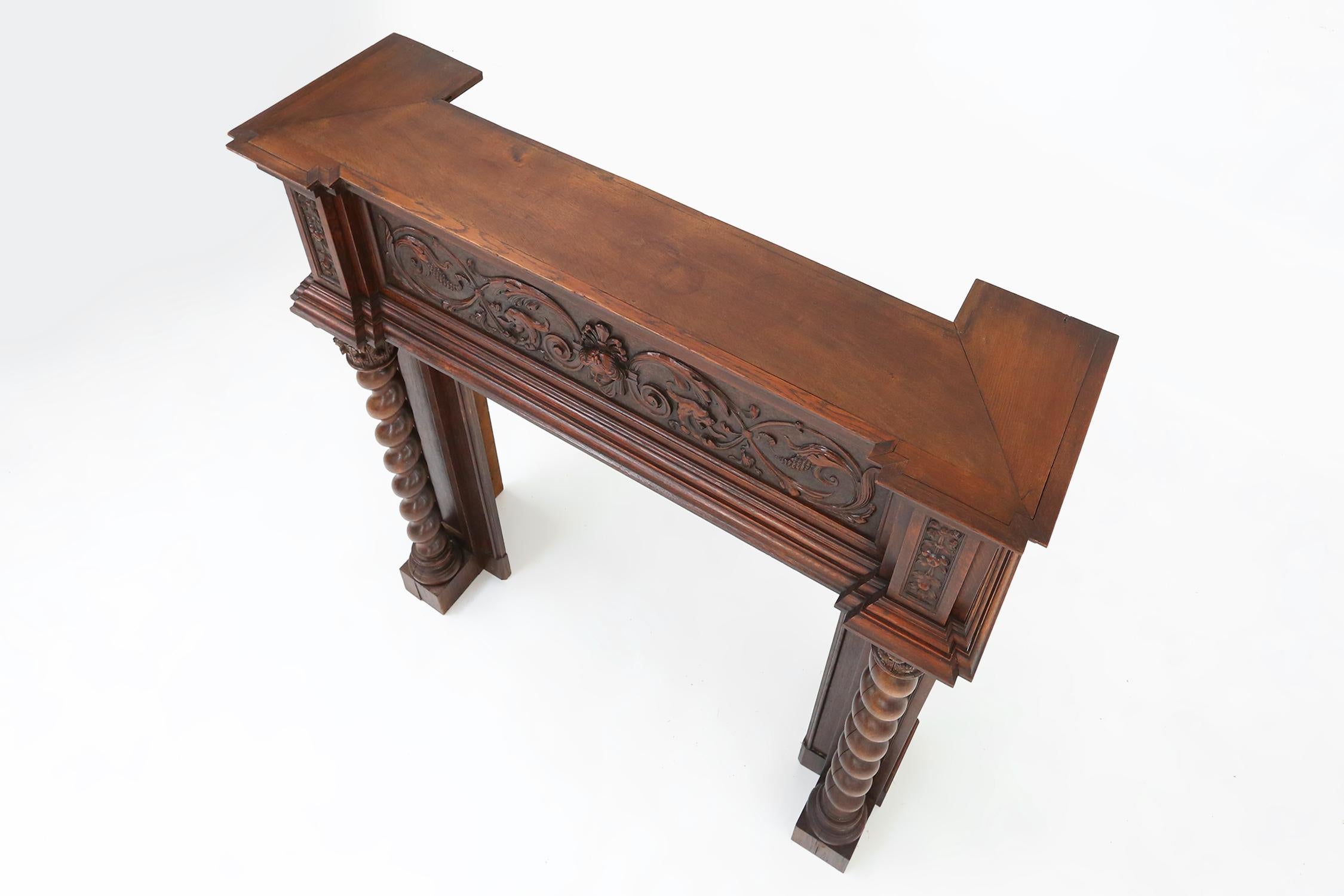Cheminée ancienne en chêne richement décorée, Belgique vers 1920 en vente 4