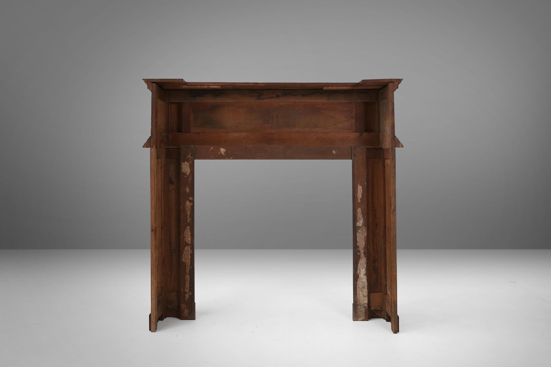 Cheminée ancienne en chêne richement décorée, Belgique vers 1920 en vente 7