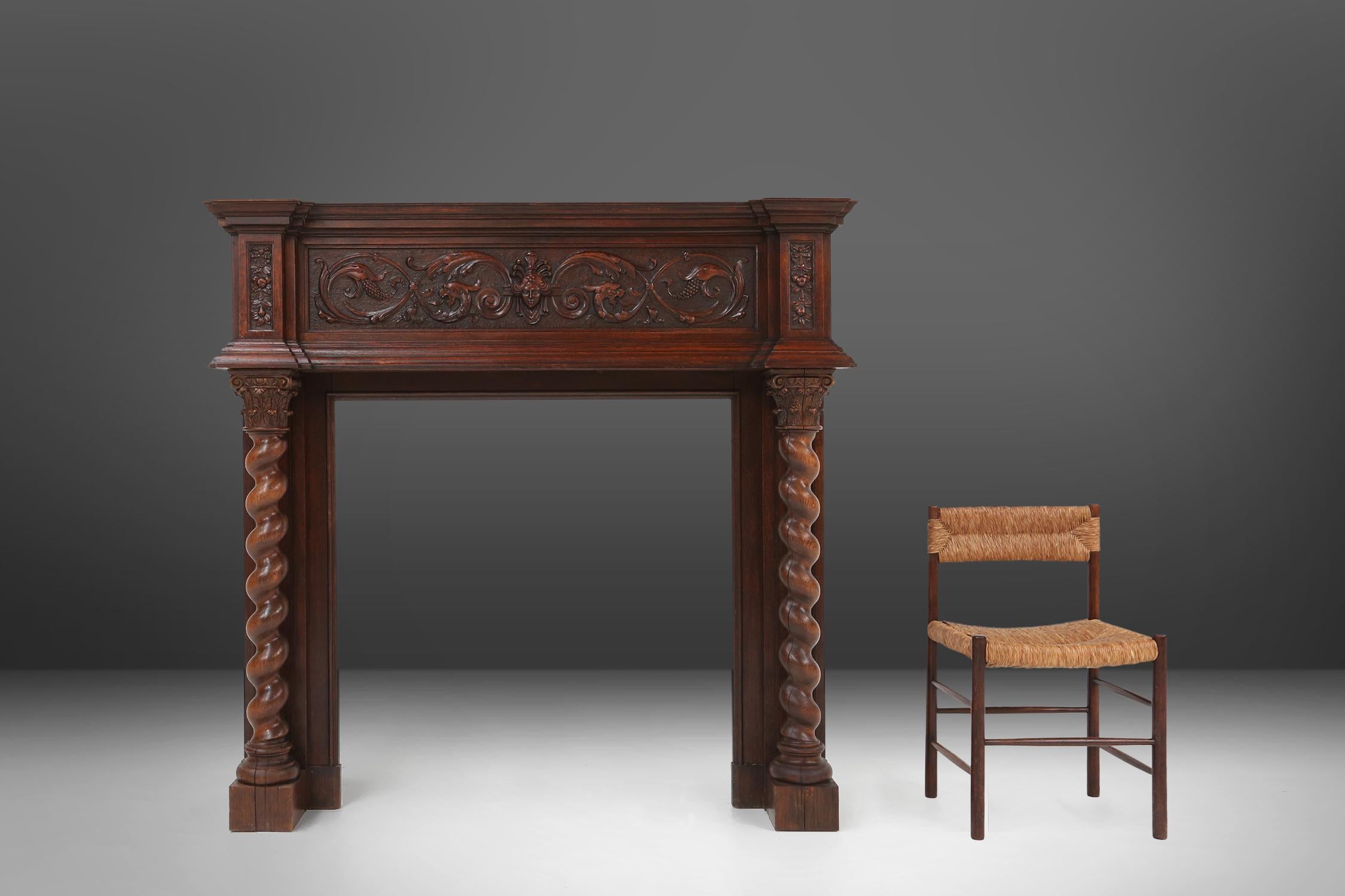 Romantique Cheminée ancienne en chêne richement décorée, Belgique vers 1920 en vente