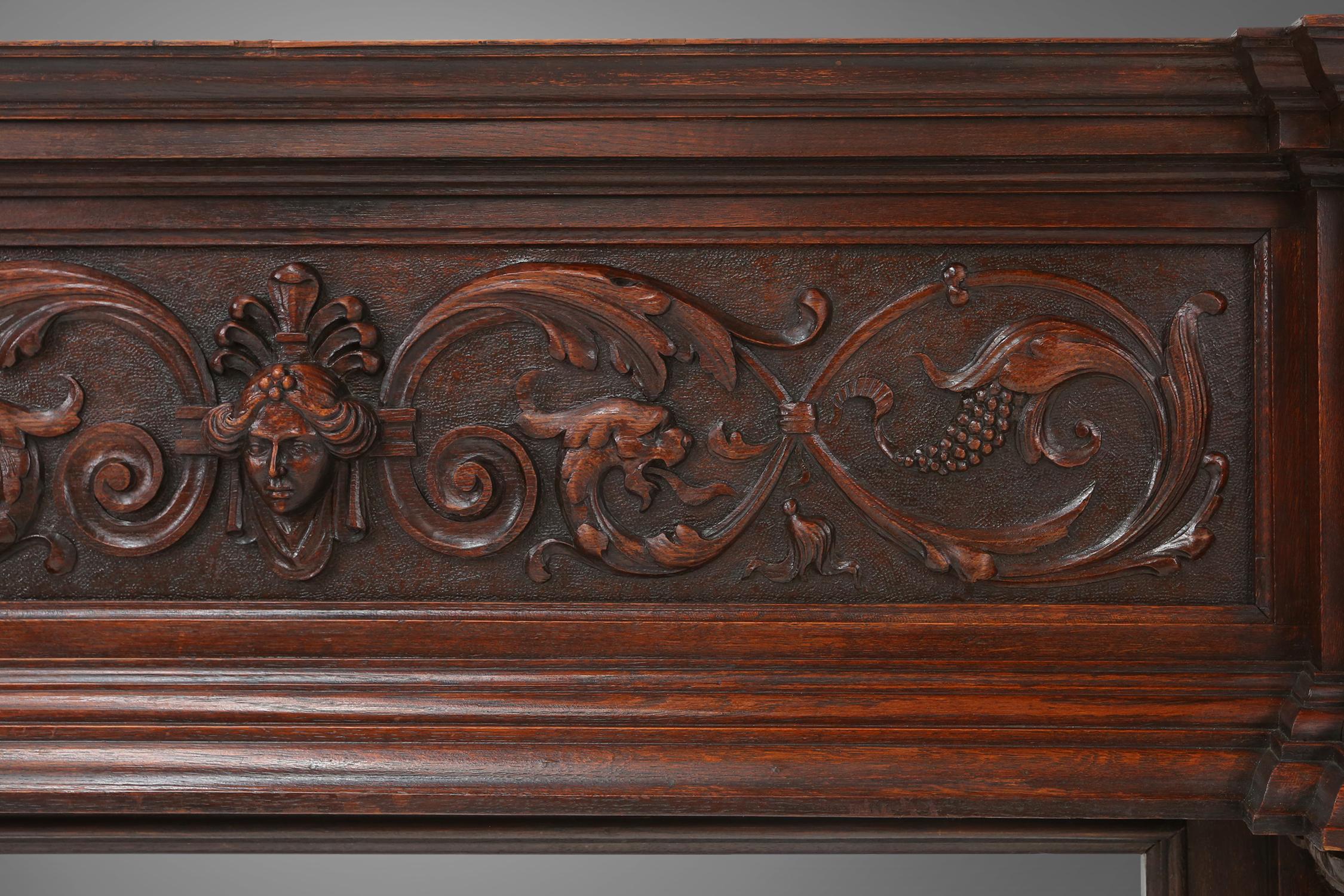Richly decorated antique fireplace in oak, Belgium ca. 1920 In Good Condition For Sale In Meulebeke, BE