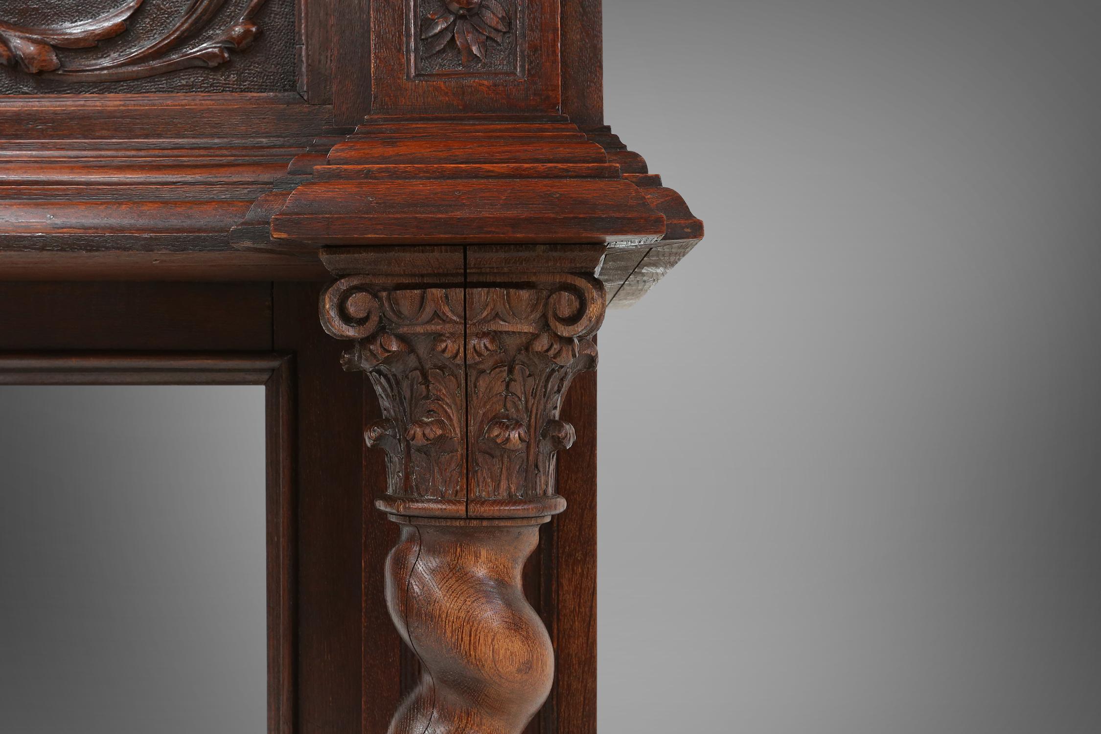 Début du 20ème siècle Cheminée ancienne en chêne richement décorée, Belgique vers 1920 en vente