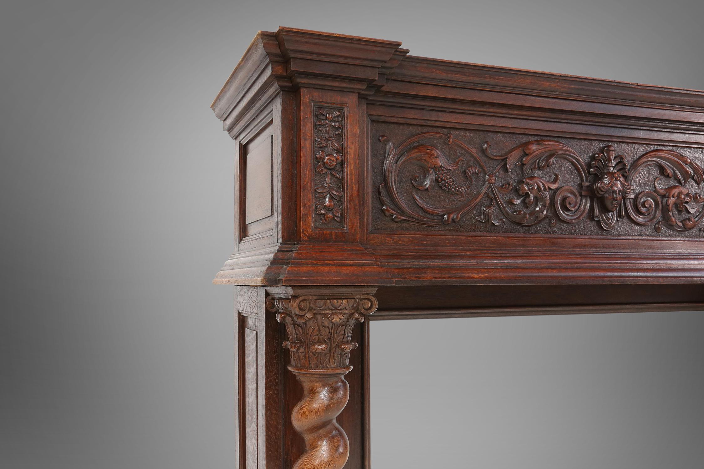 Bois Cheminée ancienne en chêne richement décorée, Belgique vers 1920 en vente