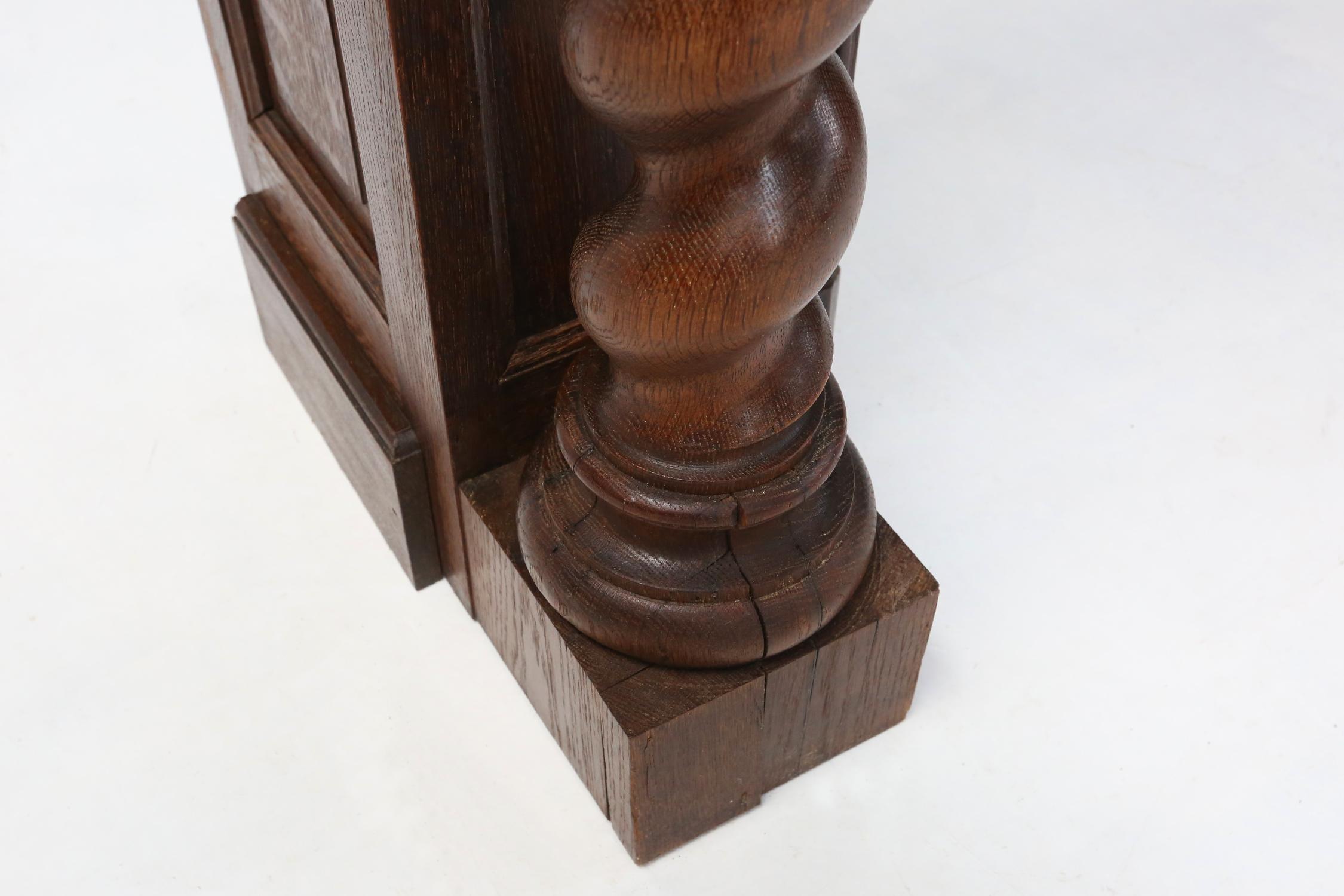 Cheminée ancienne en chêne richement décorée, Belgique vers 1920 en vente 1