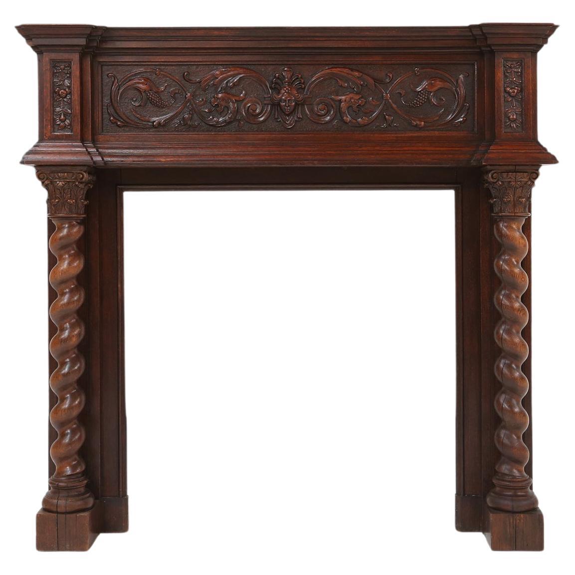 Cheminée ancienne en chêne richement décorée, Belgique vers 1920 en vente
