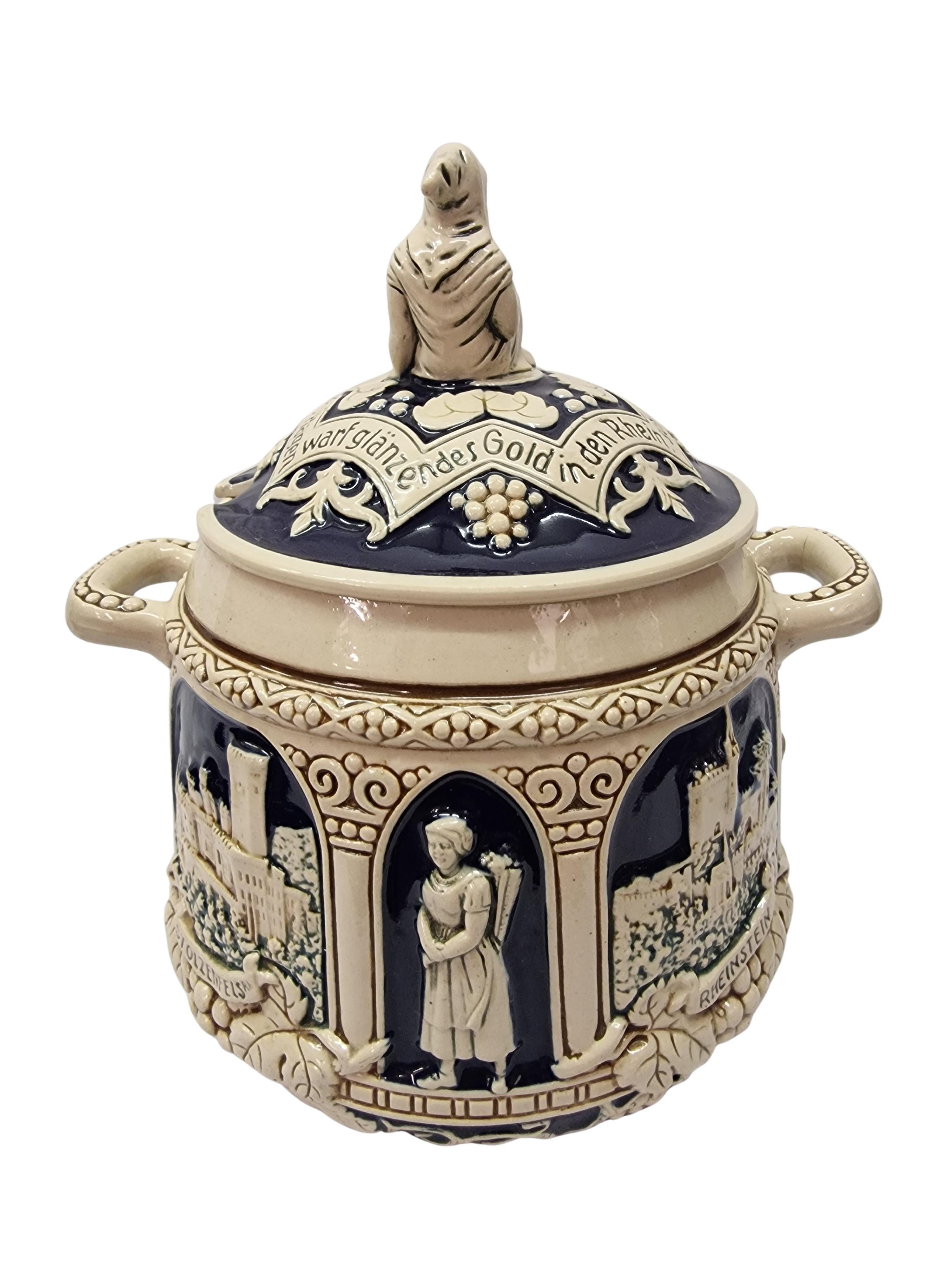 Bei diesem besonderen Objekt handelt es sich um eine Punschschale aus Steinzeug, die in den 1930er Jahren von dem bekannten deutschen Hersteller Marzi & Remy hergestellt wurde.

Dieses Steingut-Objekt zeichnet sich durch eine außergewöhnlich reiche,