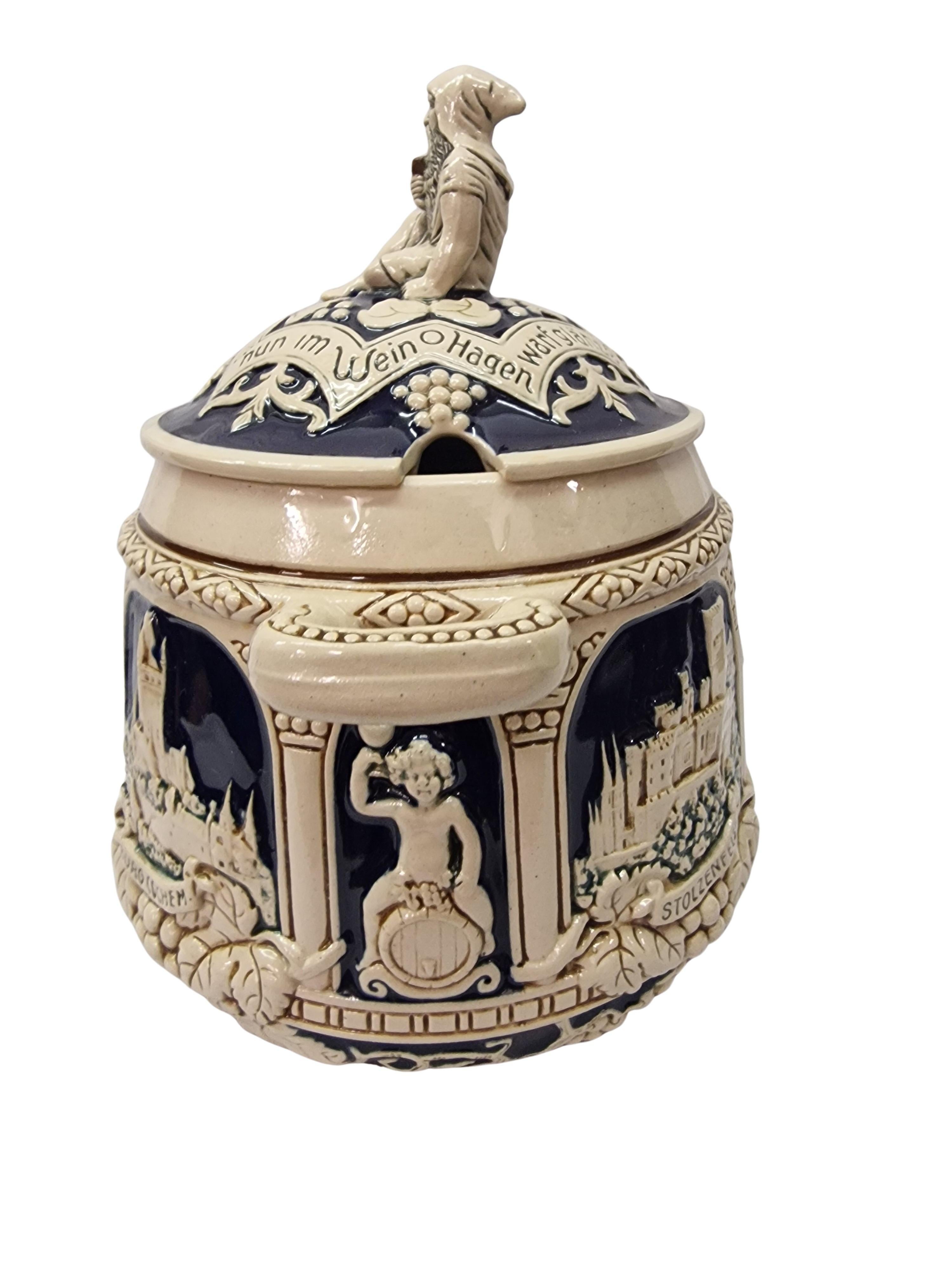 Reich verzierte Schlossbowlenschale, Marzi & Remy, Zwergbacchus 1930er Jahre, Deutschland (Glasiert) im Angebot