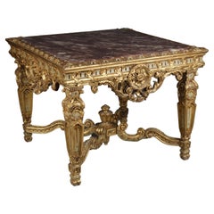 Table de salon richement décorée de style Louis XVI 