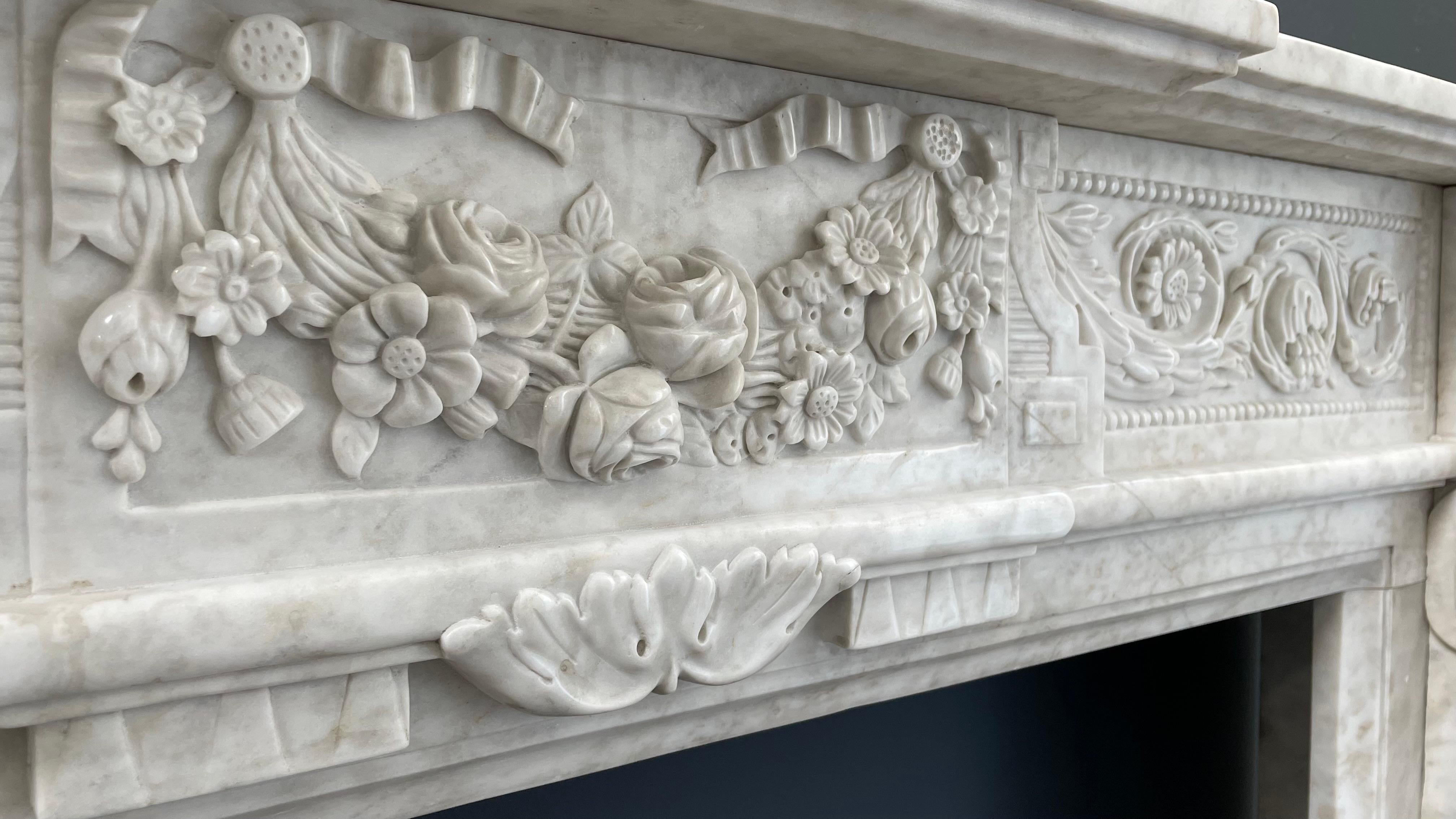 Richly Detailed French Carrara Marble Fireplace Surround  In Good Condition For Sale In Oostvoorne, NL