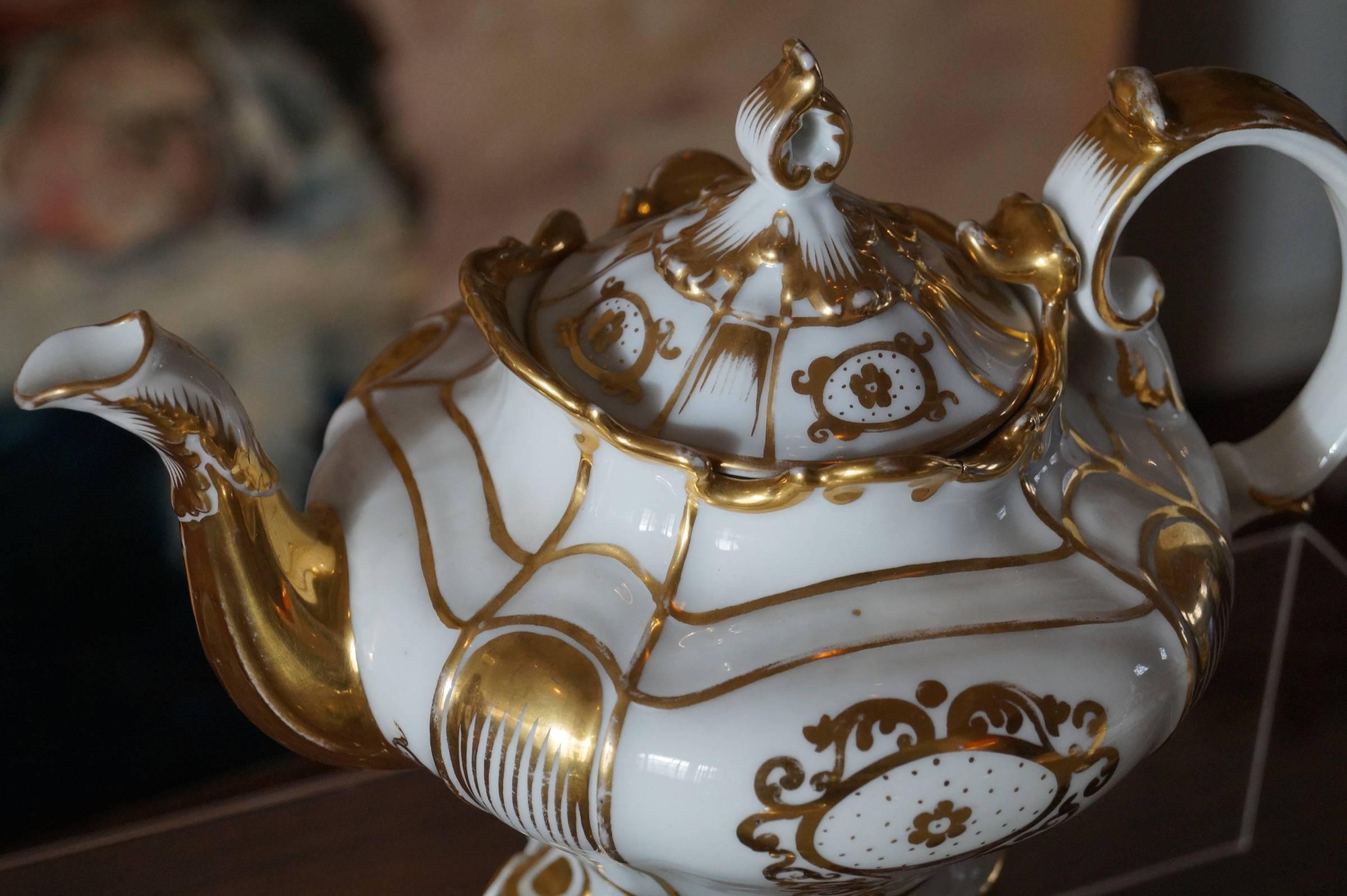 Richly Gold Decorated Old Paris Porcelain Tea Service, France, circa 1880s In Excellent Condition In Haarlem, Noord-Holland