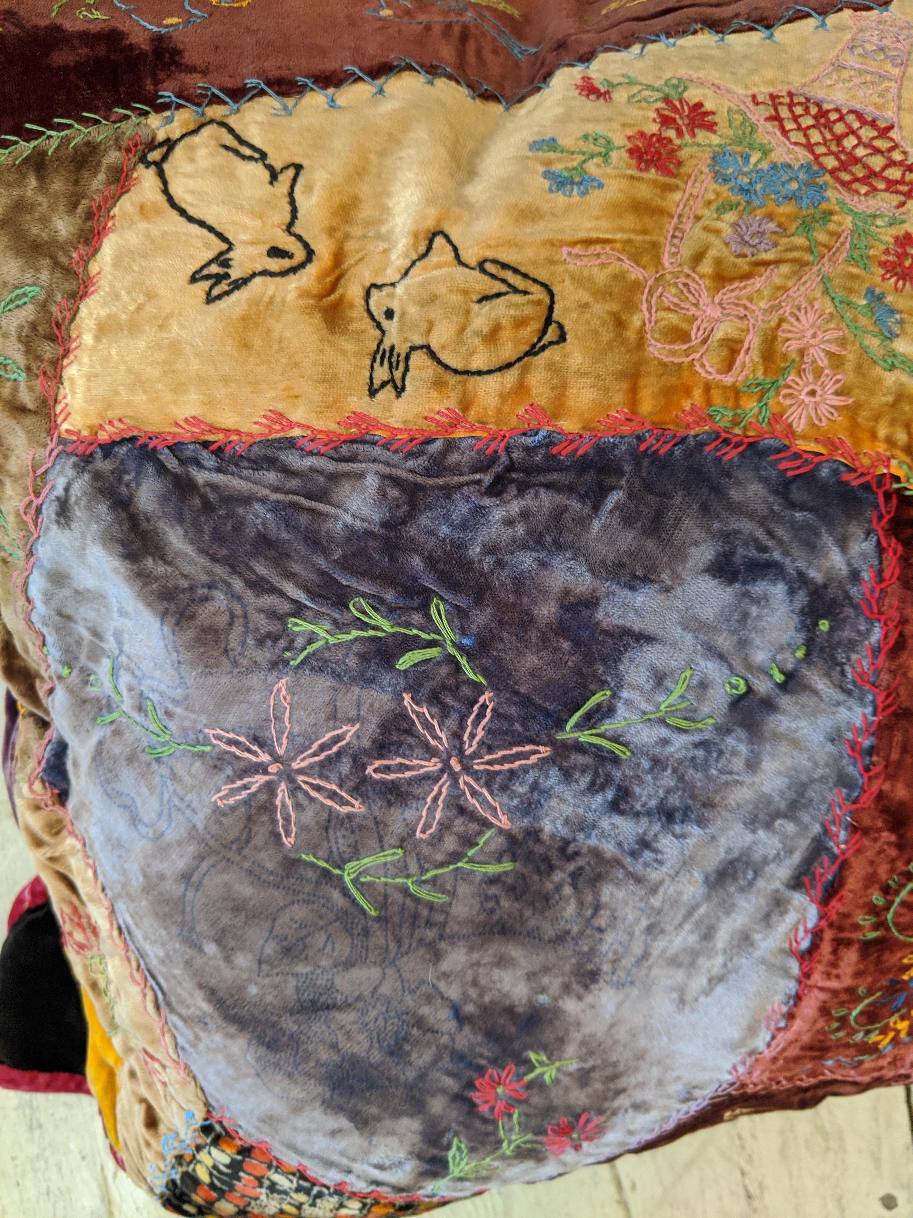 Colcha Loca Antigua Ricamente Estampada y Dos Cojines en venta 4