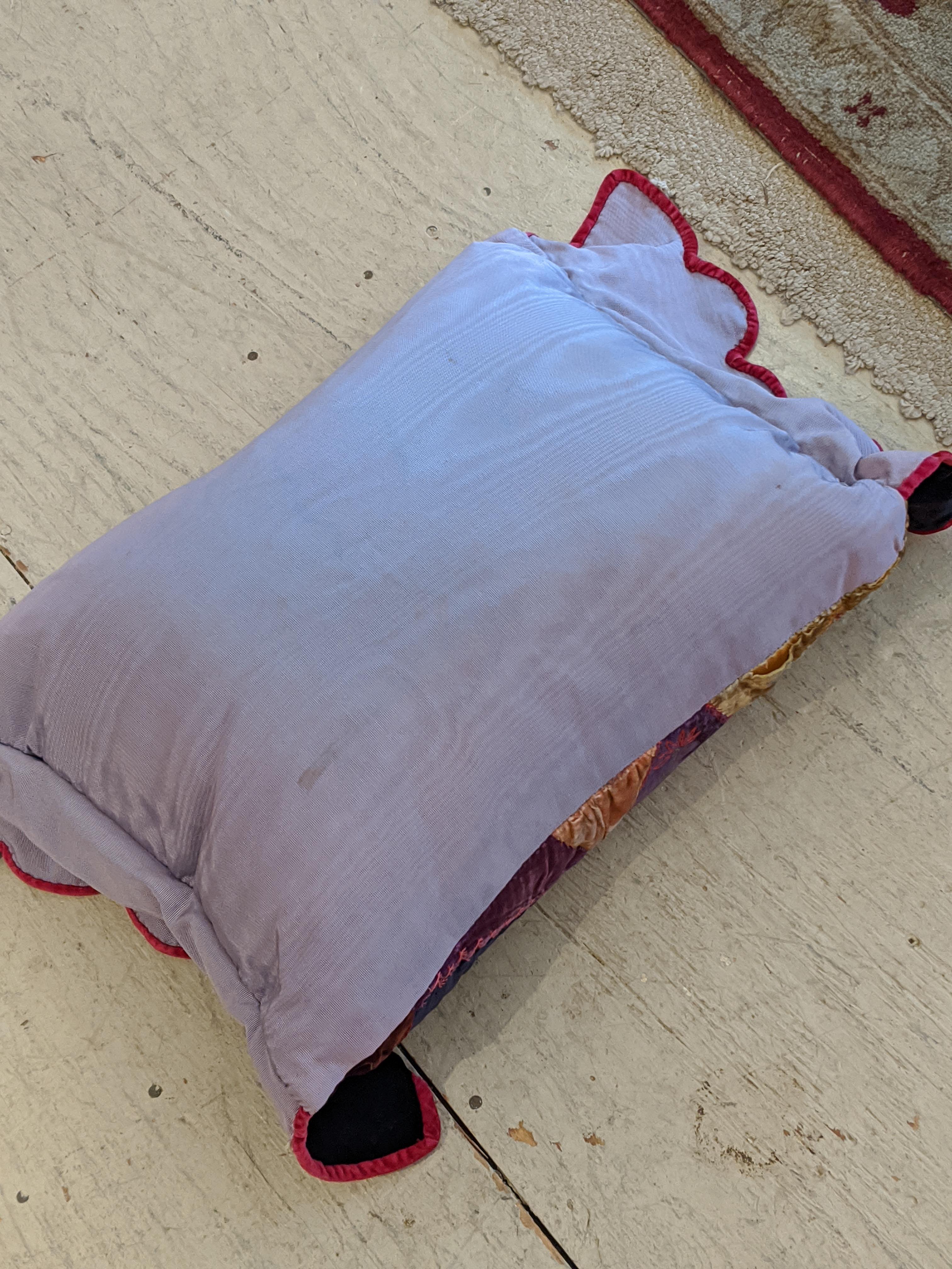 Colcha Loca Antigua Ricamente Estampada y Dos Cojines en venta 3