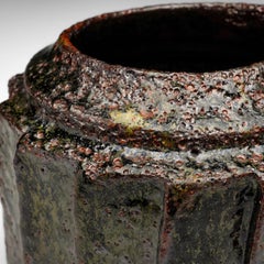 Vaso con taglio dalle ricche texture del ceramista danese Hans Vangsø
