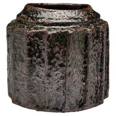 Vaso con taglio dalle ricche texture del ceramista danese Hans Vangsø