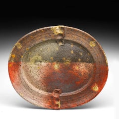Bandeja ovalada con una textura muy rica, del alfarero danés Hans Vangsø