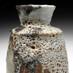 Vaso dalle ricche texture del ceramista danese Hans Vangsø