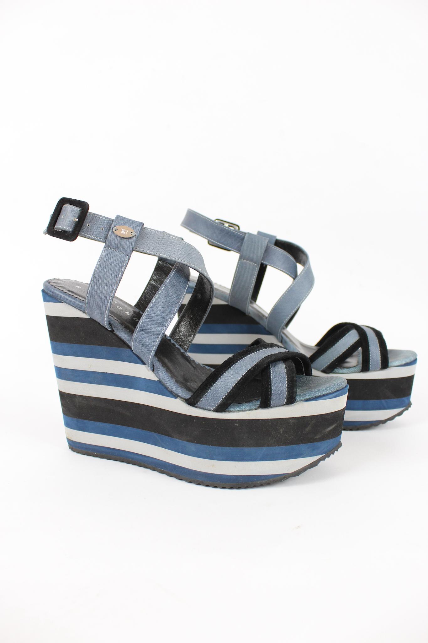 Richmond 2000s wedge shoes. Blue and black color, intertwined with adjustable ankle lacing. Striped rubber wedge. Made in Italy.

Size: 39 It 8.5 Us 6 Uk

Wedge height: 6 cm
Heel height: 12 cm
Sole length: 25 cm