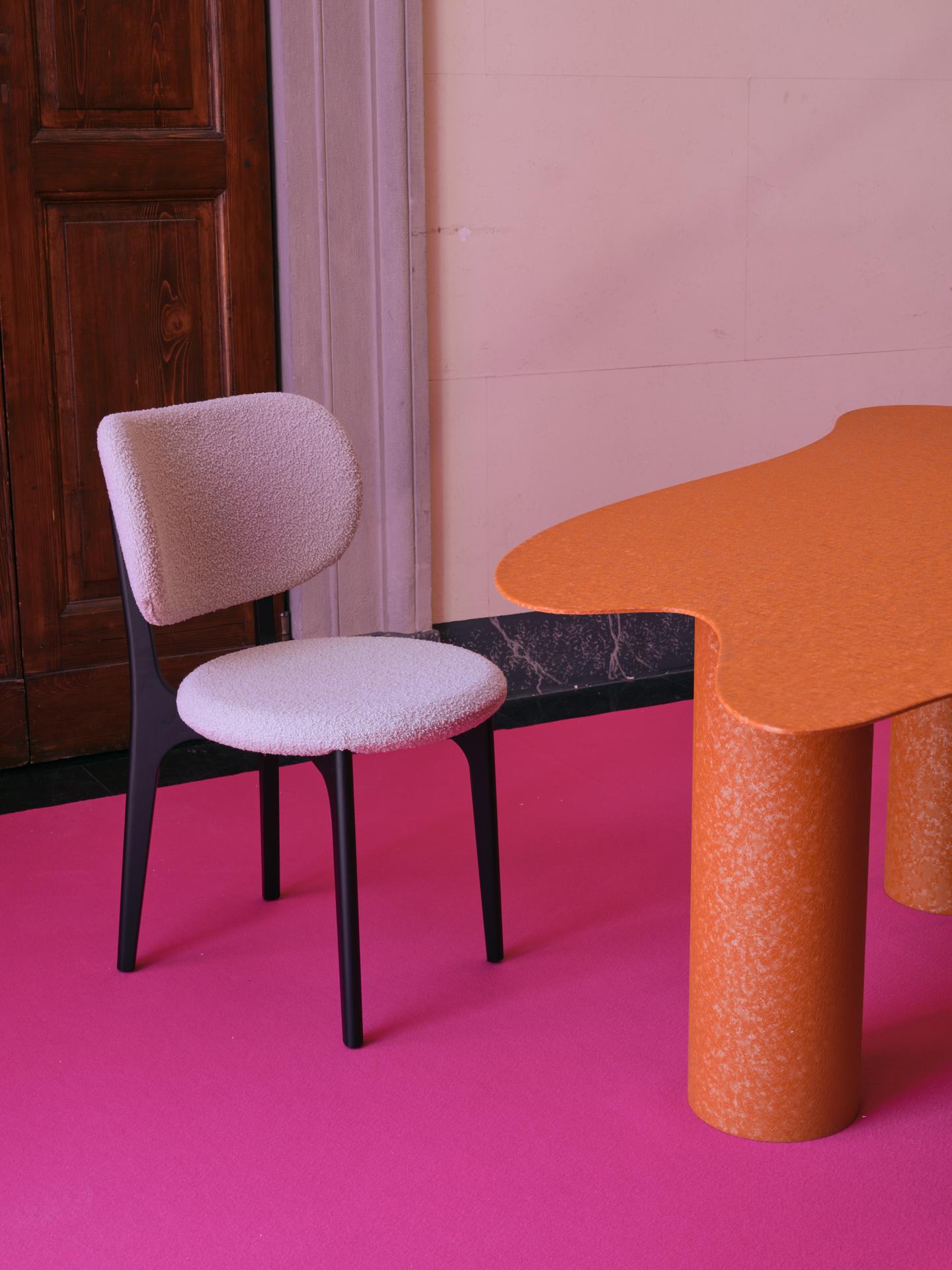 Moderne Chaise de salle à manger contemporaine Richmond en bois et tissu en vente