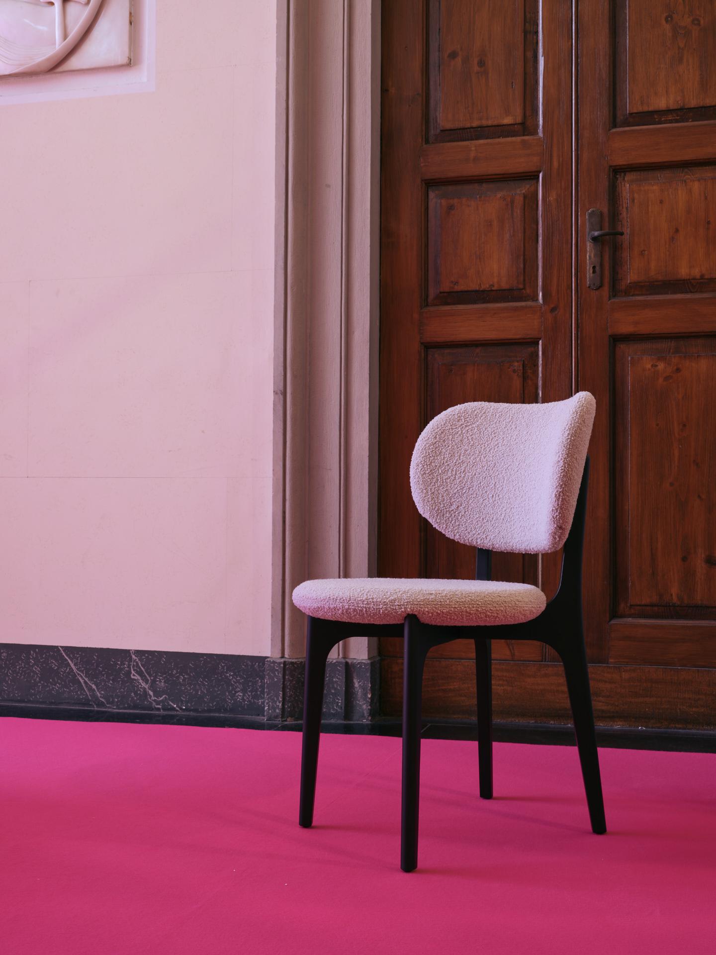 italien Chaise de salle à manger contemporaine Richmond en bois et tissu en vente