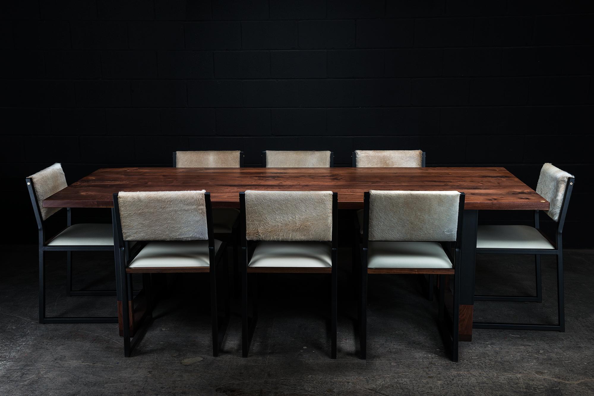 La Richmond est une élégante table de salle à manger contemporaine fabriquée à la main sur commande à partir de bois dur américain massif sélectionné à la main et dotée de nos pieds hybrides sans soudure. La table a une finition à l'huile et à la