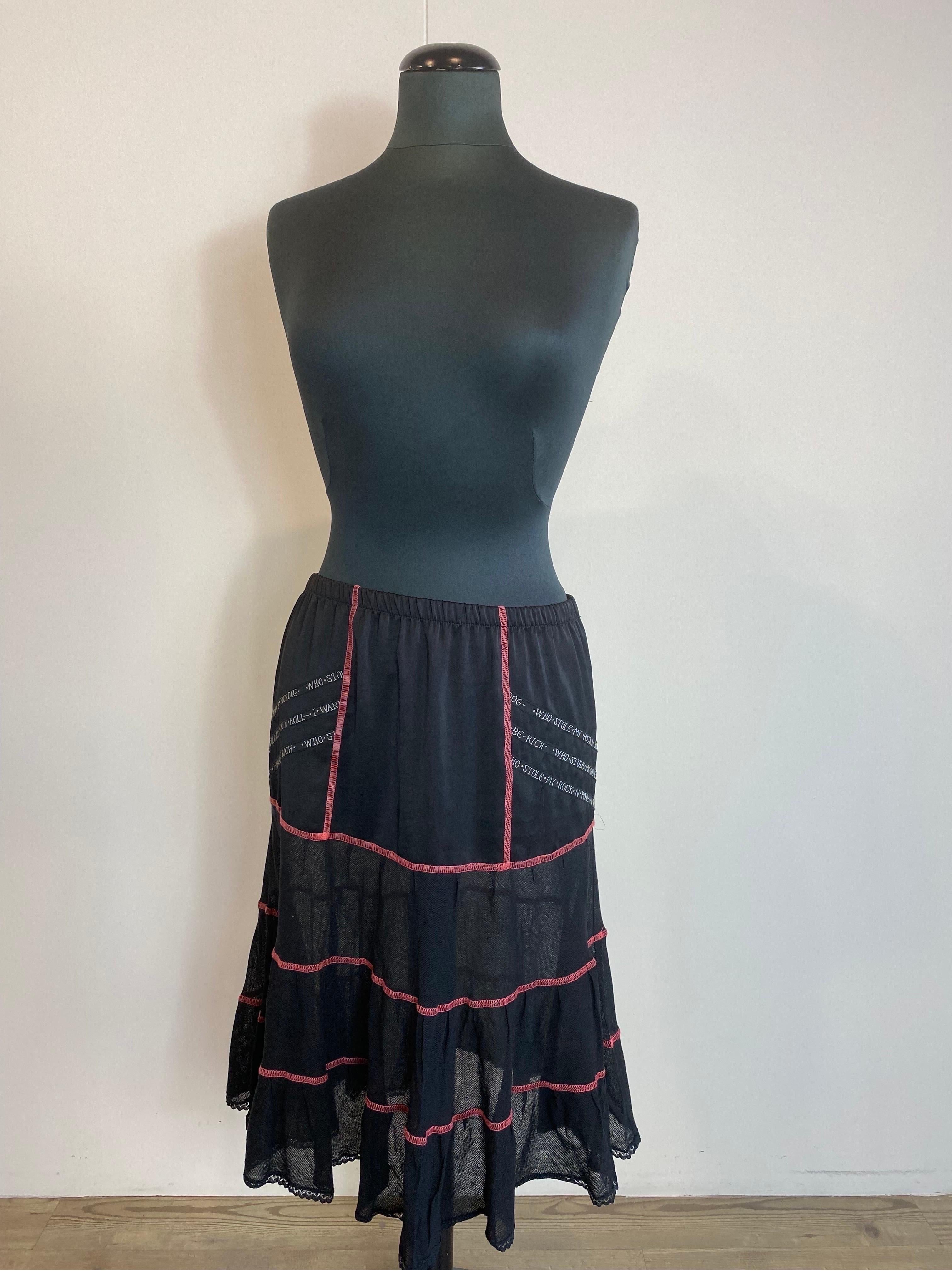 Richmond midi long skirt
In cotton and acetate.
Miniskirt part covering then part underneath can be seen. It has transparency.
Grunge with vintage rock lettering. An embroidery on the bottom.
Size 42, quite adjustable with elastic waist.
Life